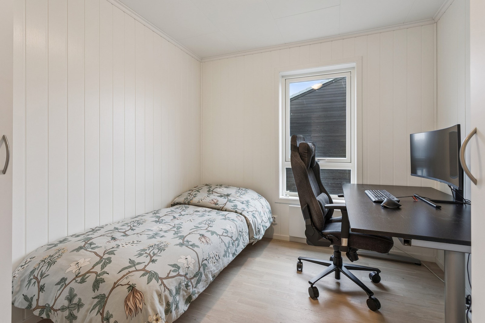 Leilighetens andre soverom egner seg godt som barnerom, gjesterom eller kontor. Galleribilde