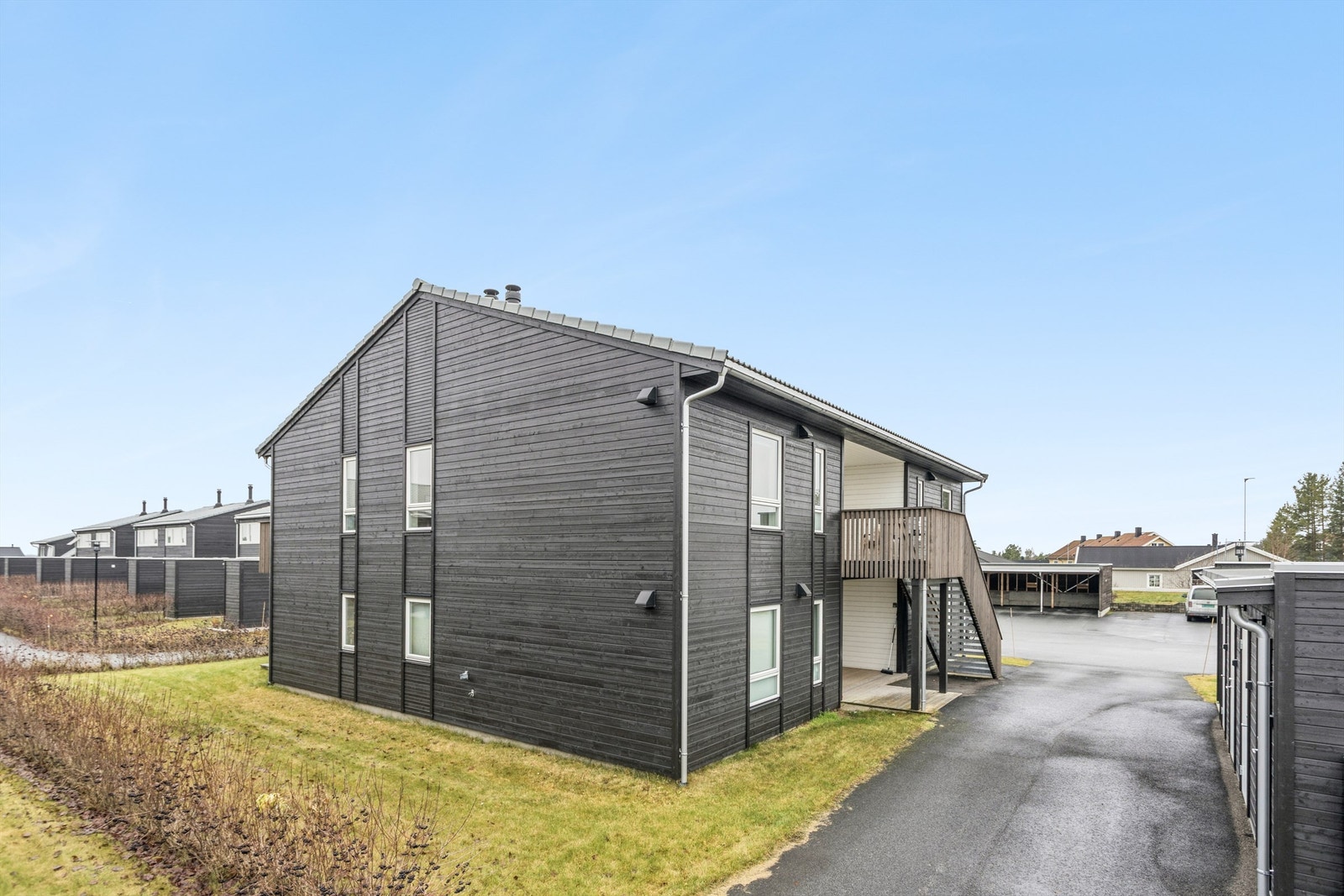 Leiligheten ligger i en firemannsbolig fra 2021, med moderne og vedlikeholdsvennlig kledning. Galleribilde