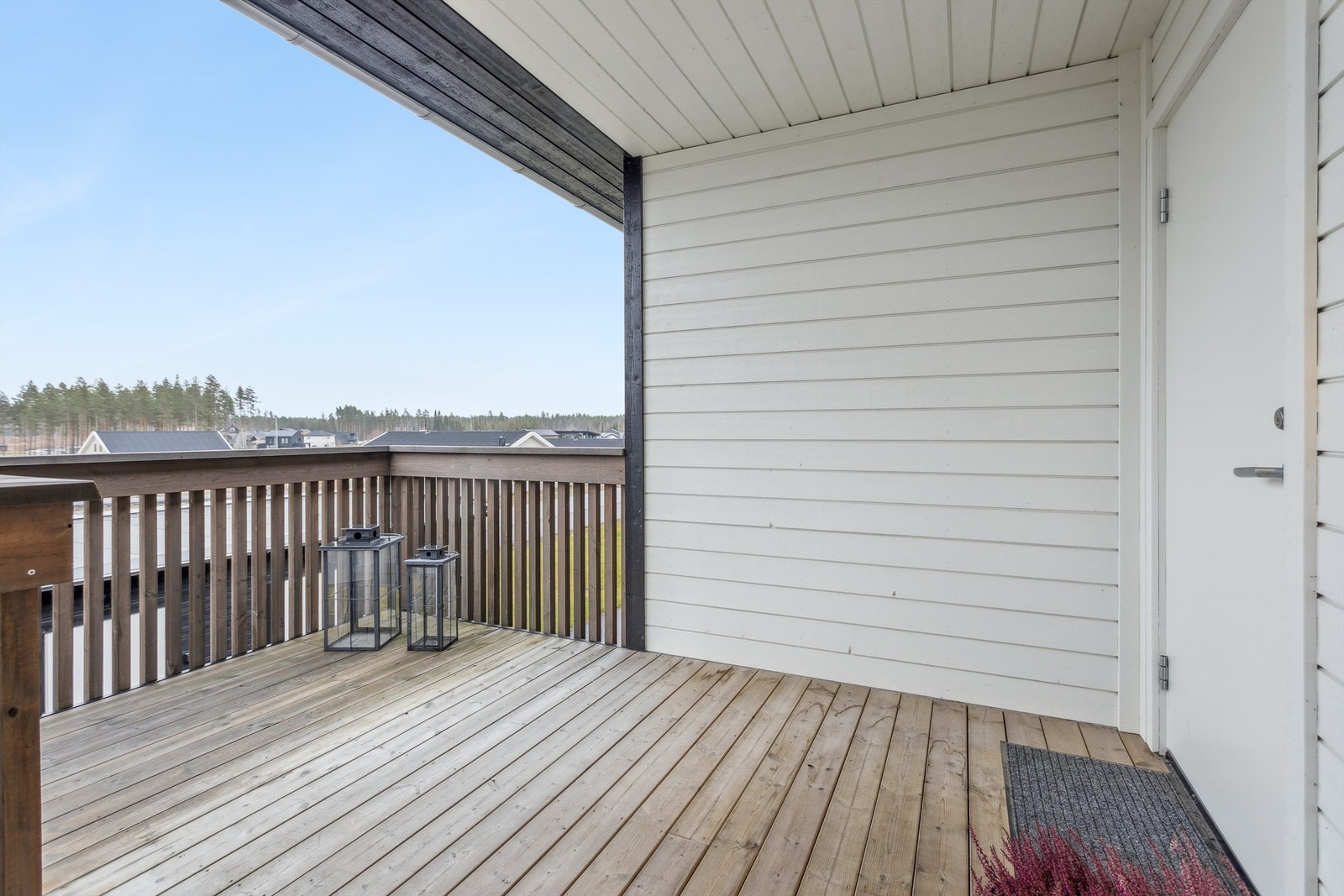 Adkomst til leiligheten via et felles, overbygget inngangsparti. Galleribilde