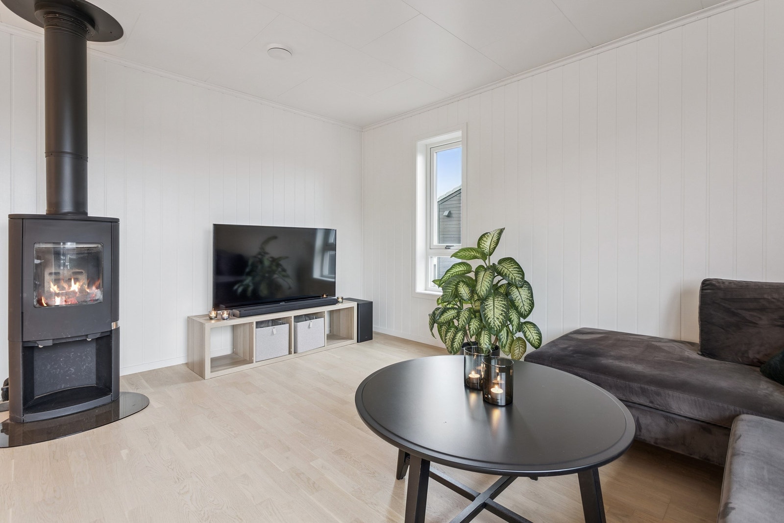 Ildstedet har en gnistsikring i glassplate som er både funksjonell og diskret. Galleribilde