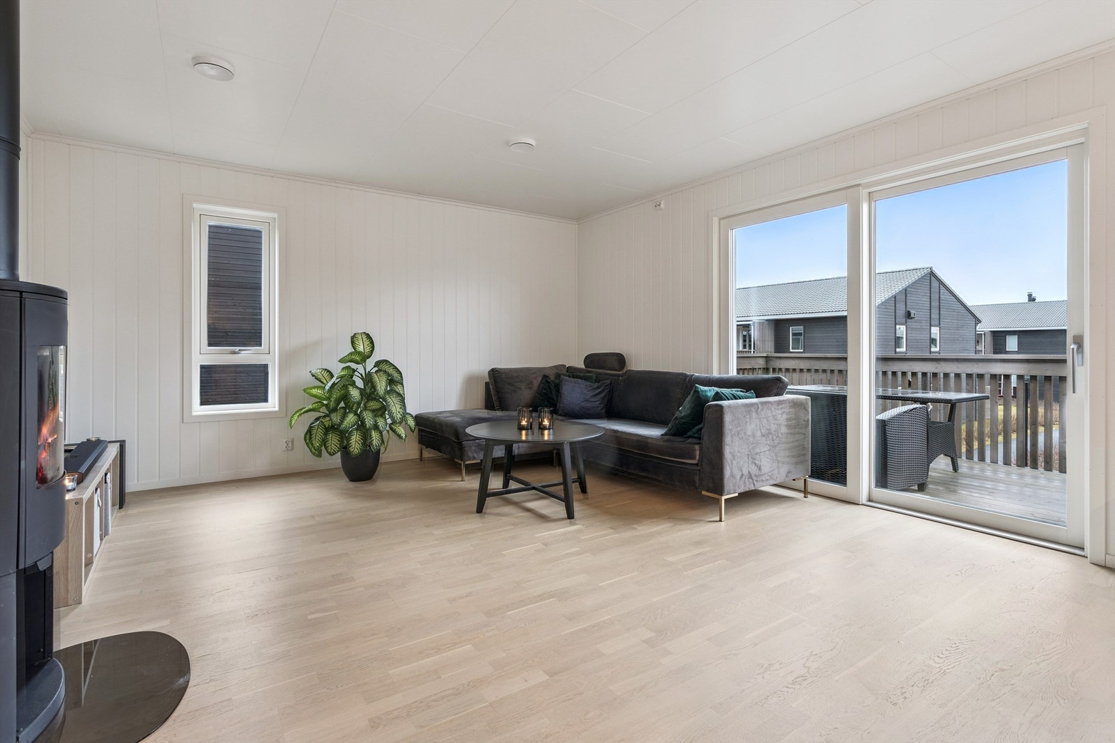 Stuen er et lyst og åpent rom med parkett på gulv og direkte utgang til balkongen. Galleribilde