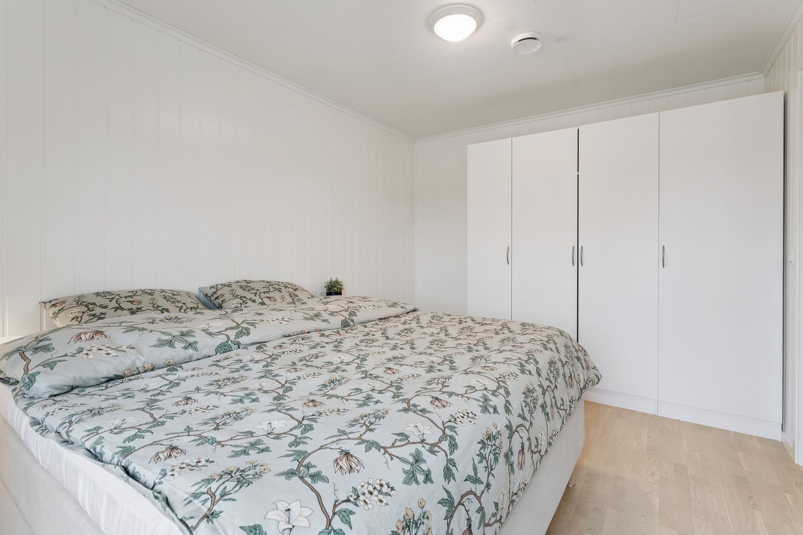 Hovedsoverommet har god plass til dobbeltseng og garderobeløsning. Galleribilde