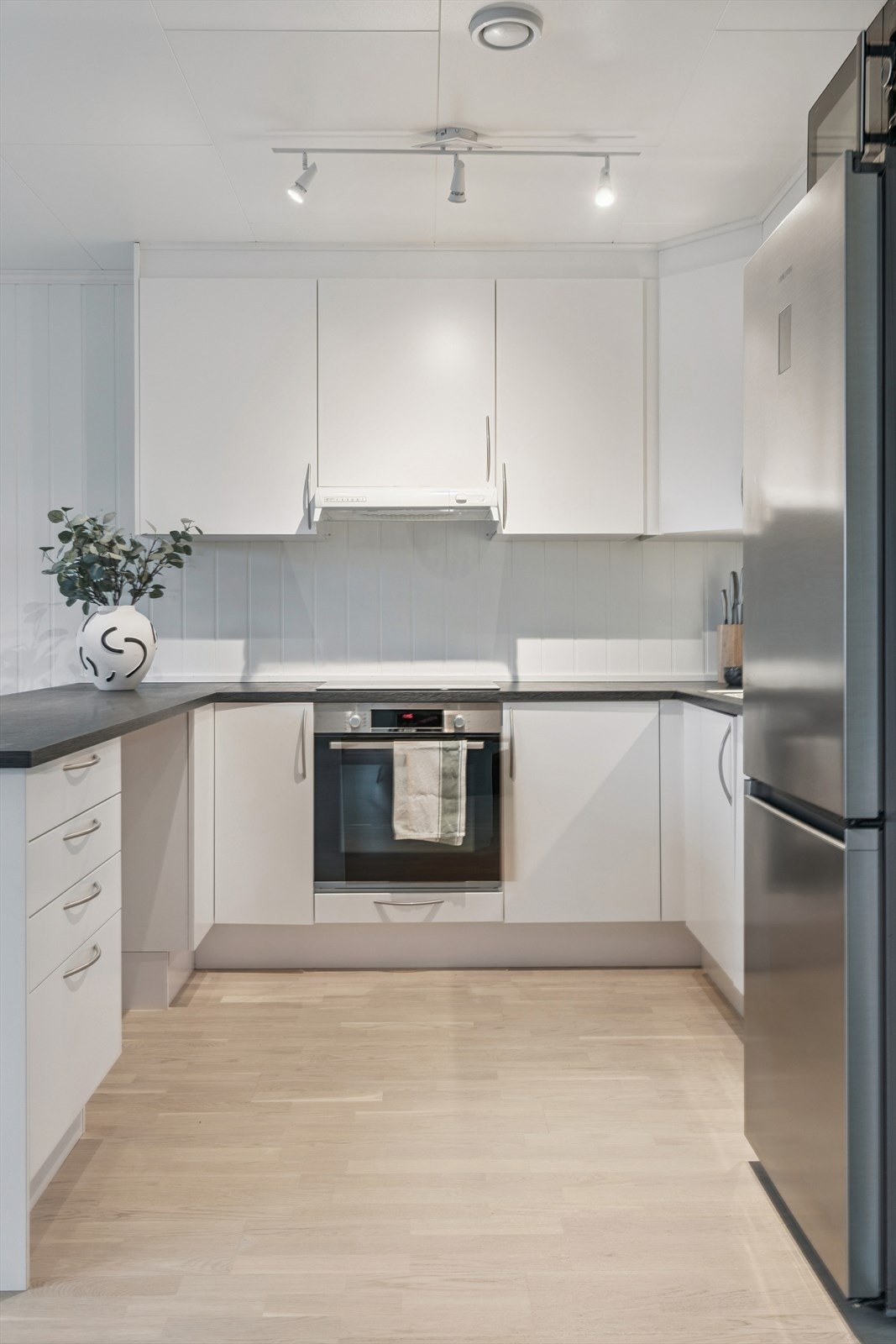 Innredningen er utstyrt med integrert stekeovn og koketopp. Galleribilde