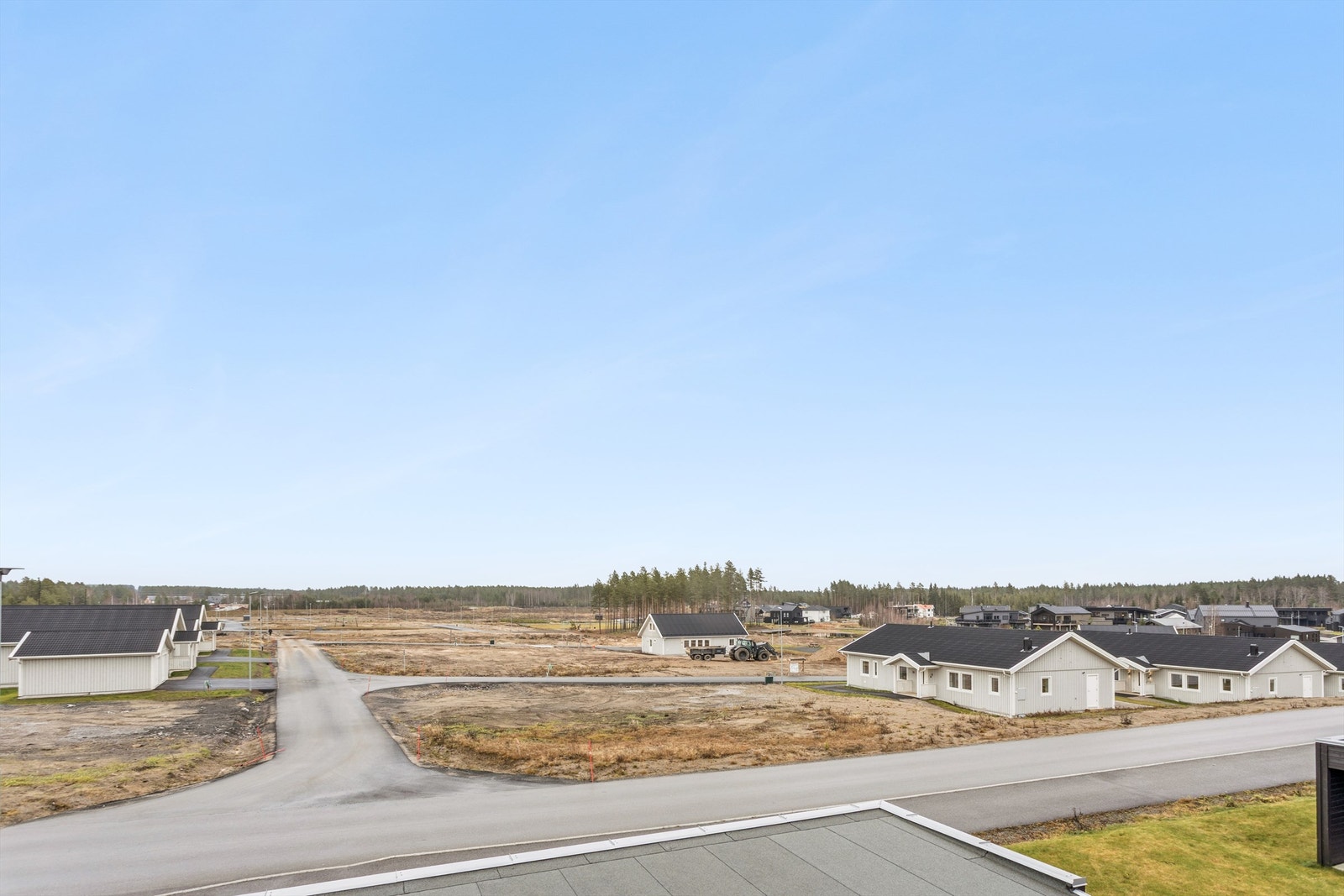 Leiligheten har en god intern beliggenhet i det nyetablerte boligområdet på Ydalir. Fra Ydalir er det kort vei til både servicetilbud og flotte turområder i Stavåsen og Svartholtet. Galleribilde