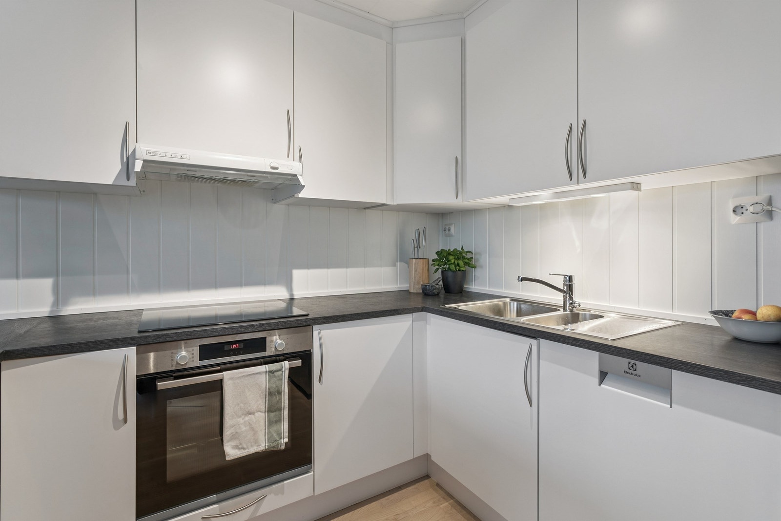 Laminert benkeplate med nedsenket oppvaskkum og nisje for oppvaskmaskin. Galleribilde