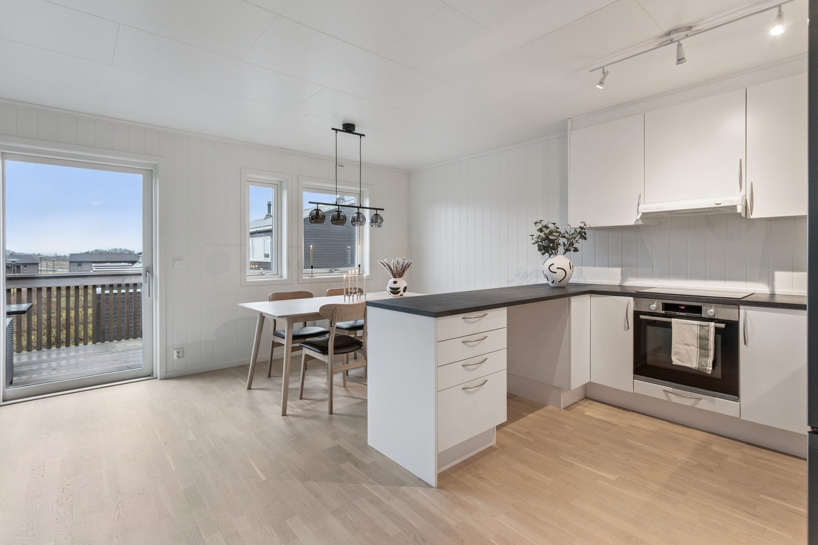 Spiseplassen er naturlig plassert i overgangen til kjøkkenet, med utgang til balkongen. Galleribilde