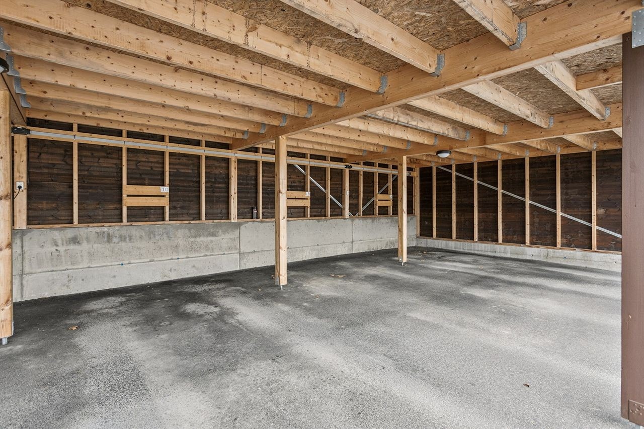 Det medfølger én fast plass i felles carportanlegg, med mulighet for elbillader. Galleribilde