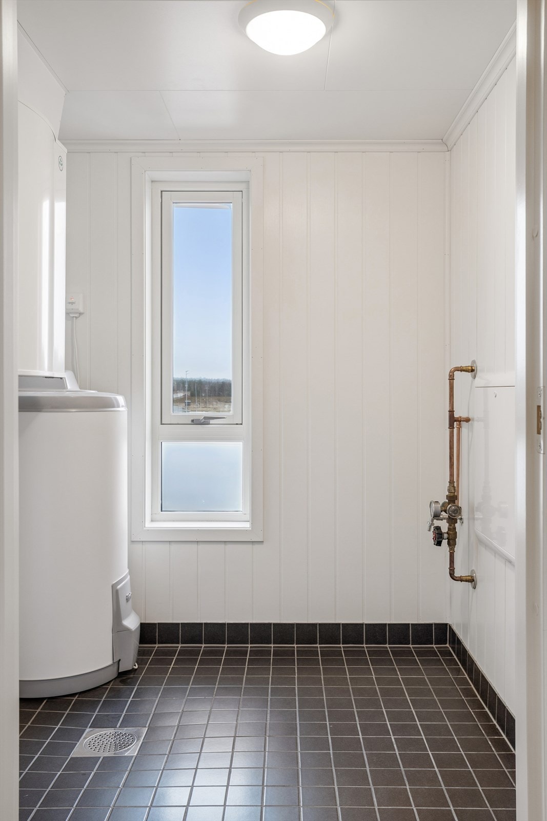 Innvendig bod på 4 m² fungerer også som teknisk rom med ventilasjonsanlegg og varmtvannsbereder. Galleribilde