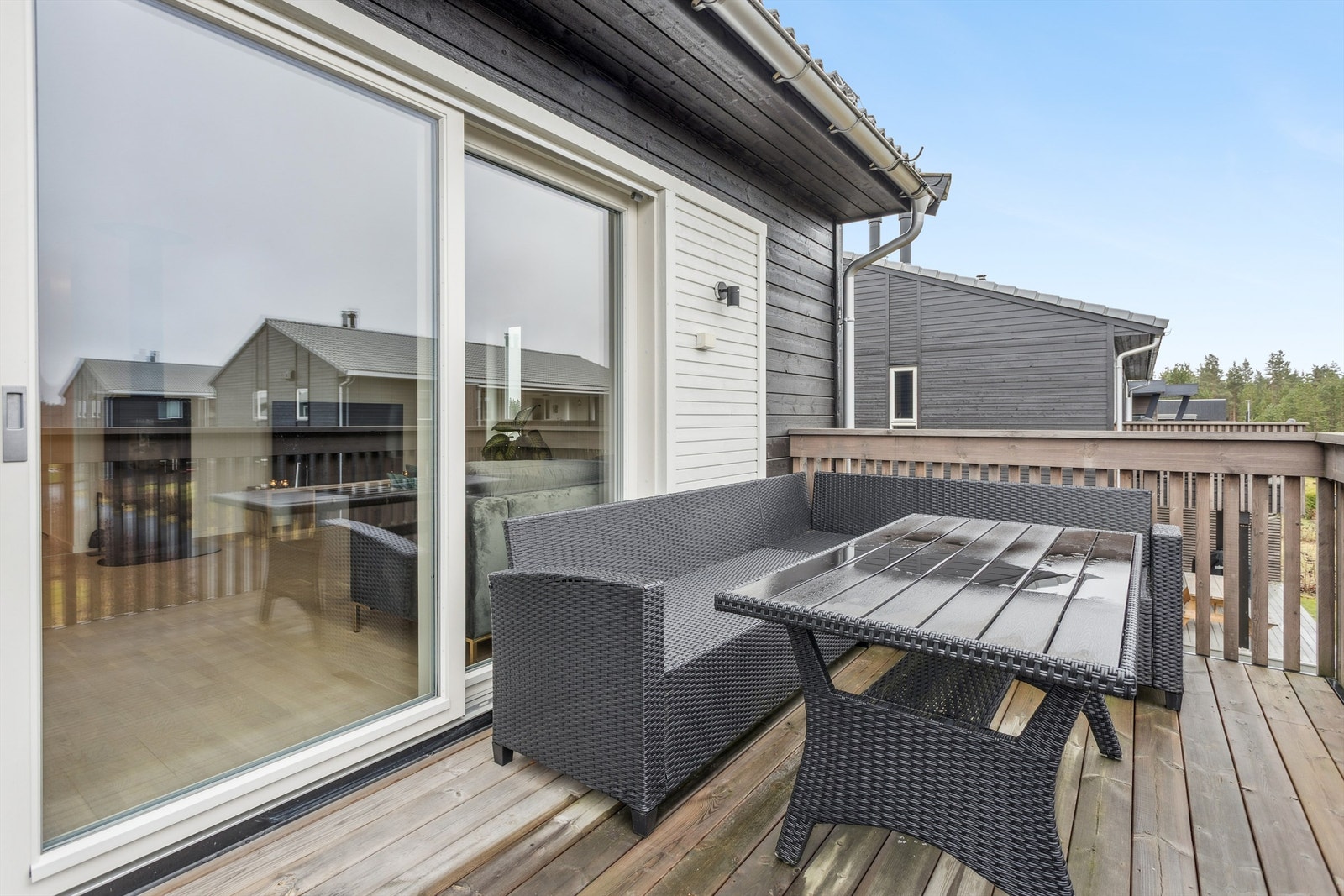 Balkongen er en forlengelse av stuen sommerstid. Galleribilde