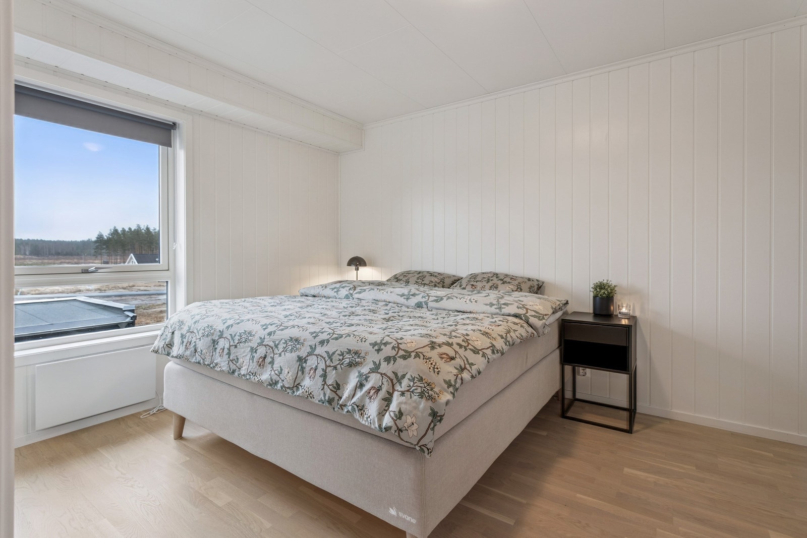 Store vinduer gir godt med naturlig lys, og rommet har panelovn for oppvarming. Galleribilde