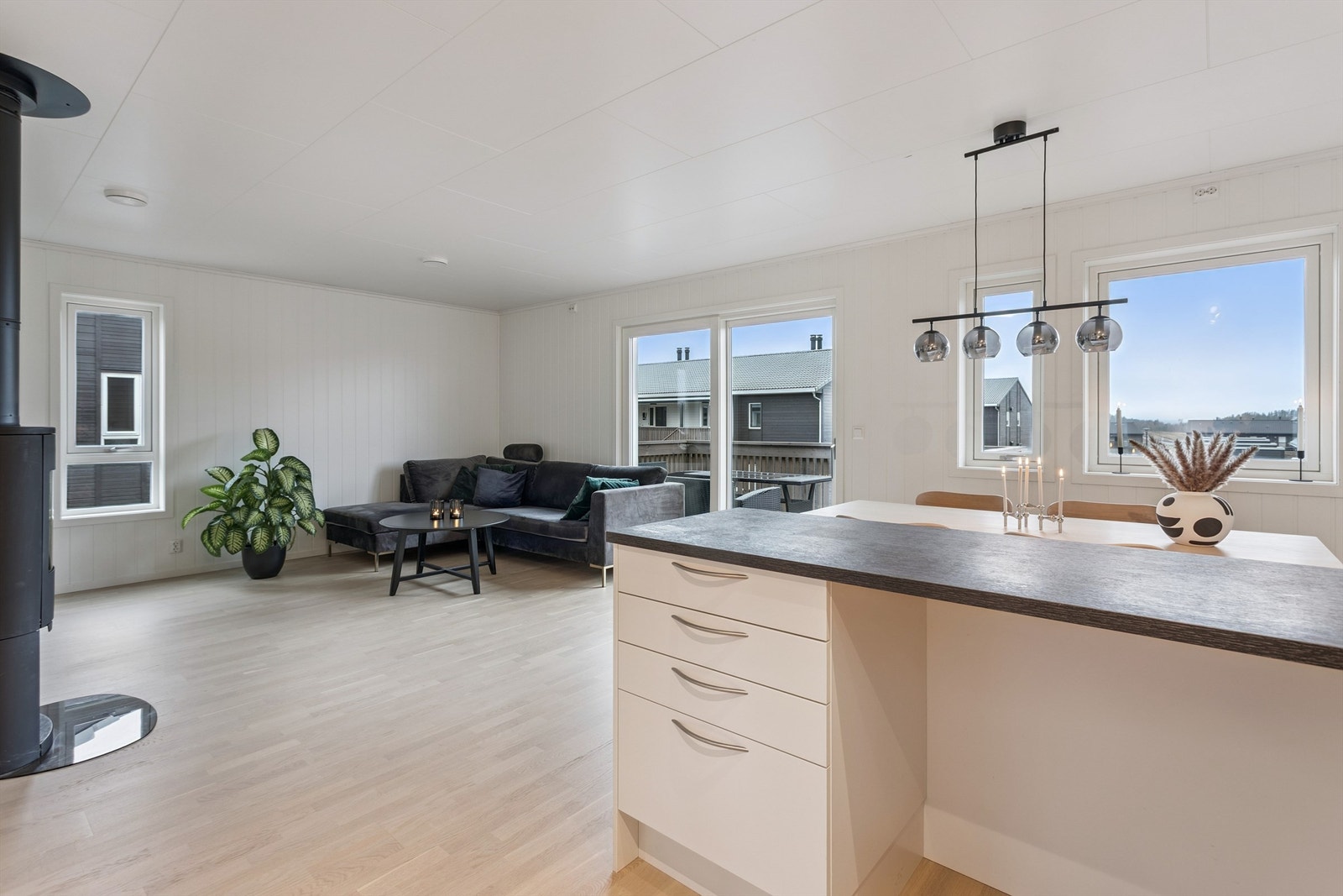 Den åpne løsningen mellom stue og kjøkken skaper en sosial og luftig sone. Galleribilde