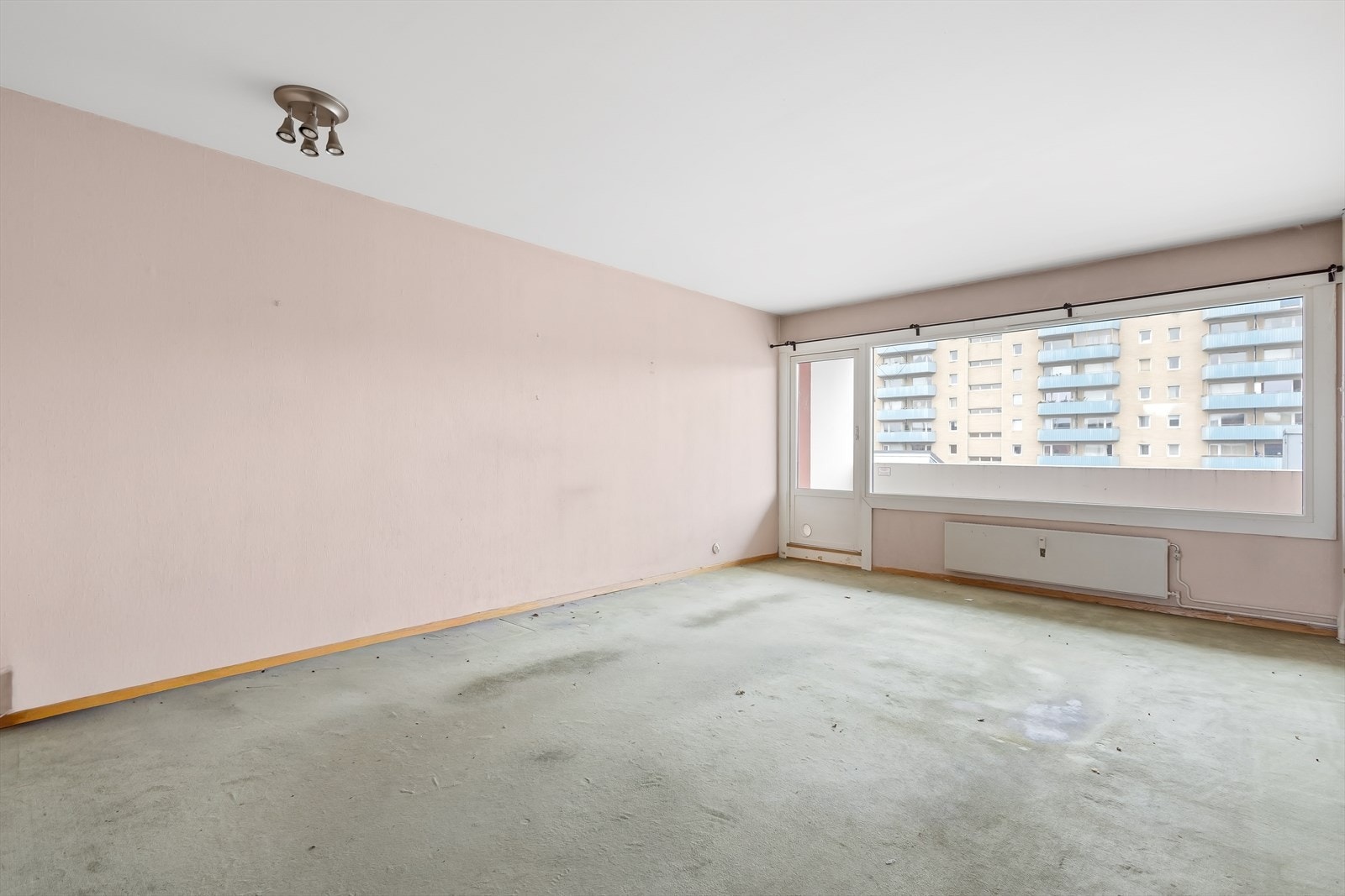 Fin 3-roms med separat kjøkken og utgang til balkong fra stuen. Galleribilde