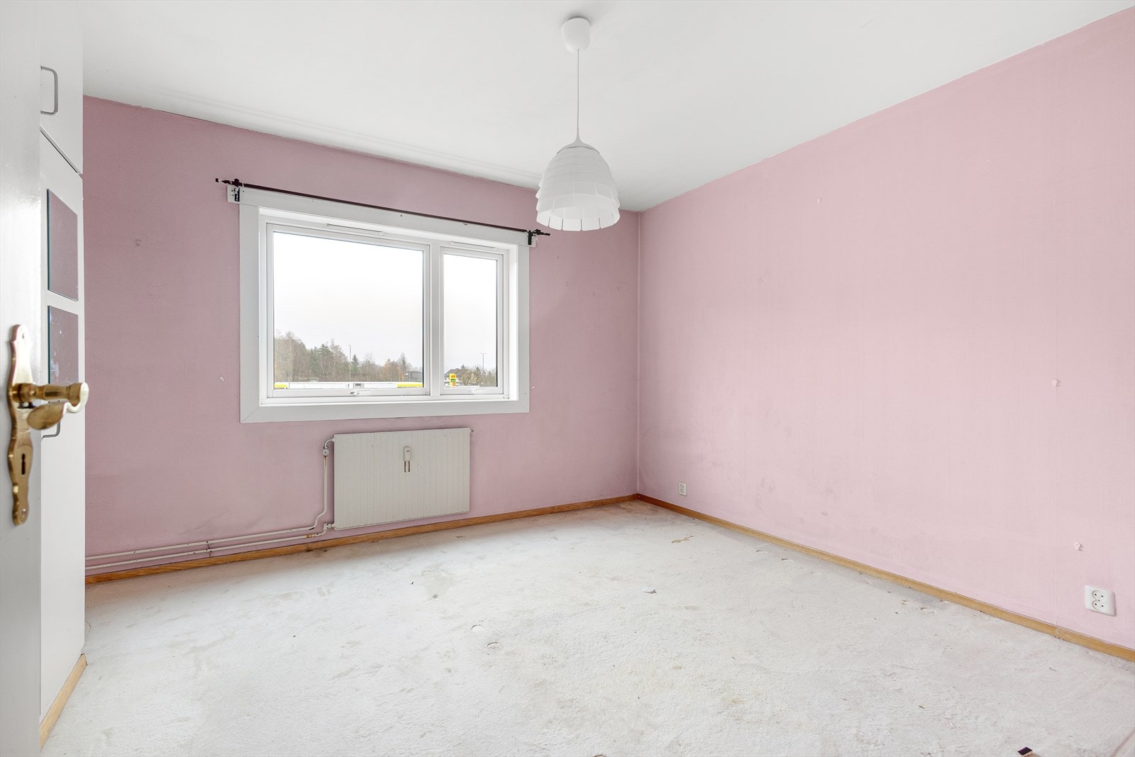 Hovedsoverommet. Romslig soverom med plass for dobbeltseng, nattbord og garderobe. Galleribilde