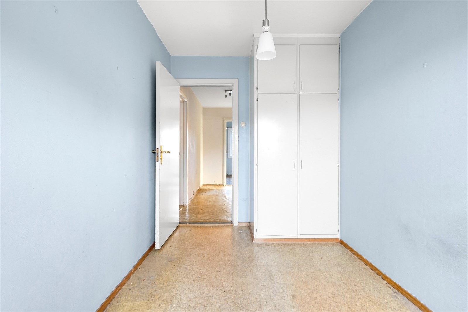 Godt med oppbevaringsplass i innebygd garderobeskap. Galleribilde