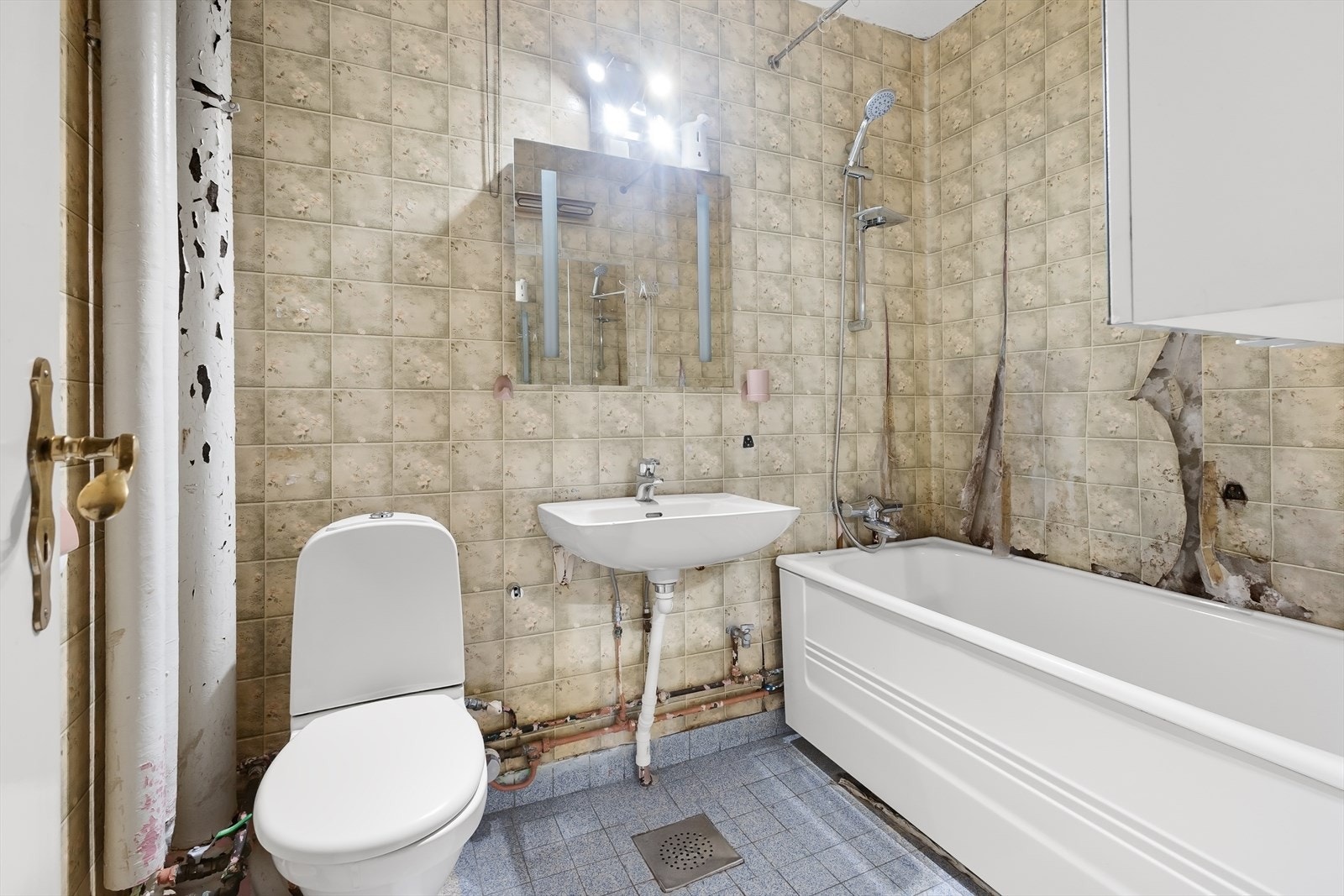 Badet har fått tilstandsgrad 3 av takstmann og det på påregnes totalrenovering av badet. Galleribilde