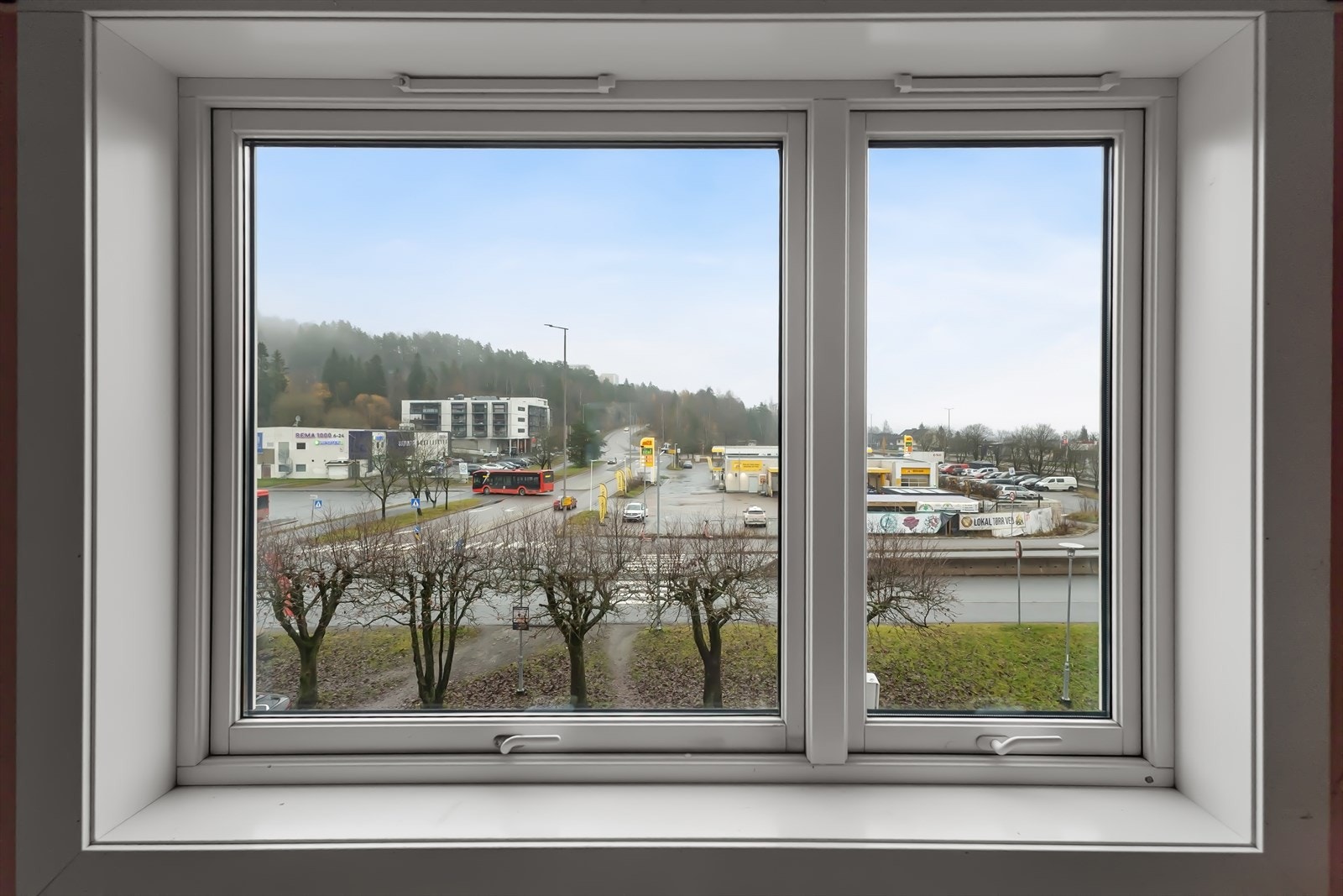 Utsyn fra hovedsoverommet. Vinduene er 2-lags isolerglass med luftespalter fra 2004. Galleribilde