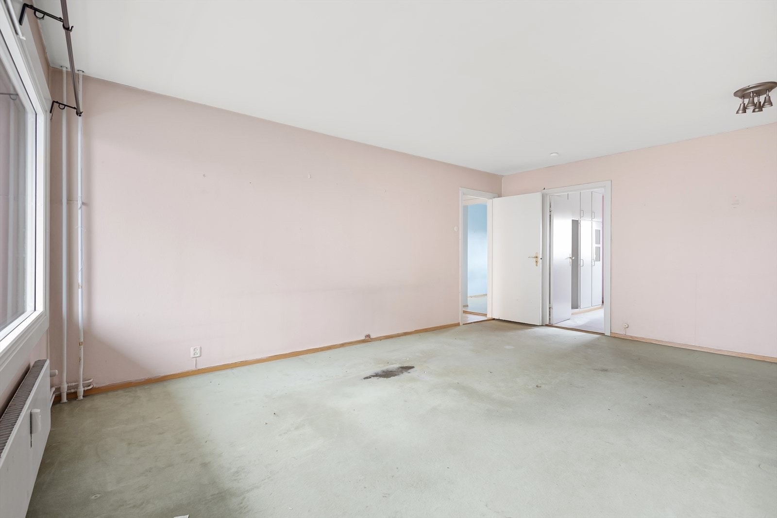 Stuen er romslig med plass til sofaseksjon, spisebord og annet møblement. Galleribilde