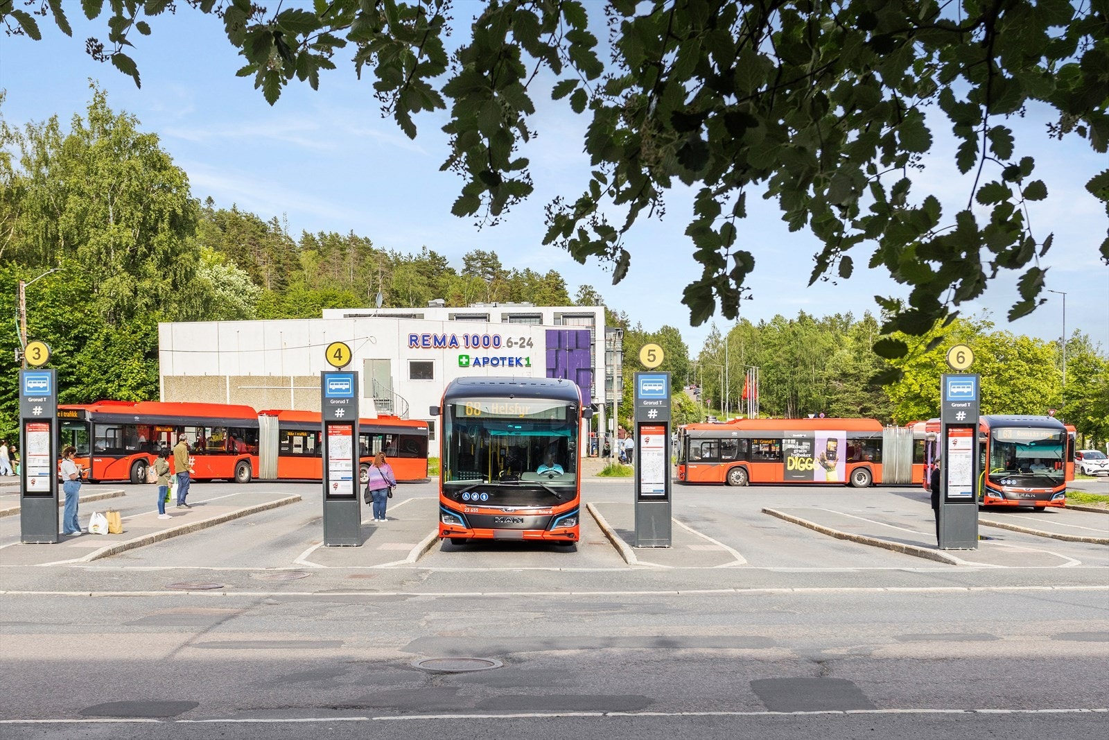 Nærområdet - Busstasjonen på Grorud ligger rett ved senteret. Her går det hyppige avganger med buss. Galleribilde