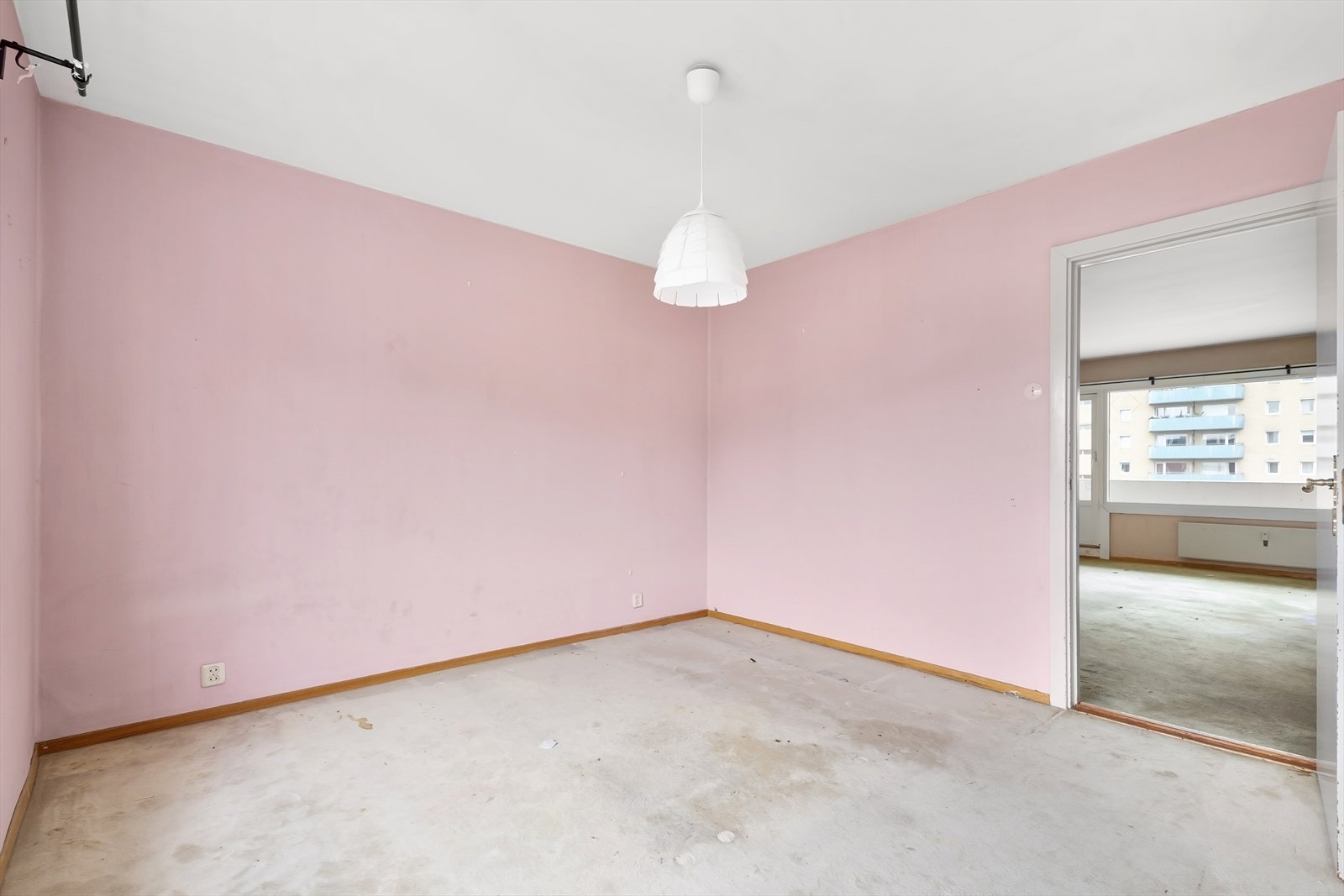 Hovedsoverommet. Romslig soverom med plass for dobbeltseng, nattbord og garderobe. Garderoben medfølger. Galleribilde