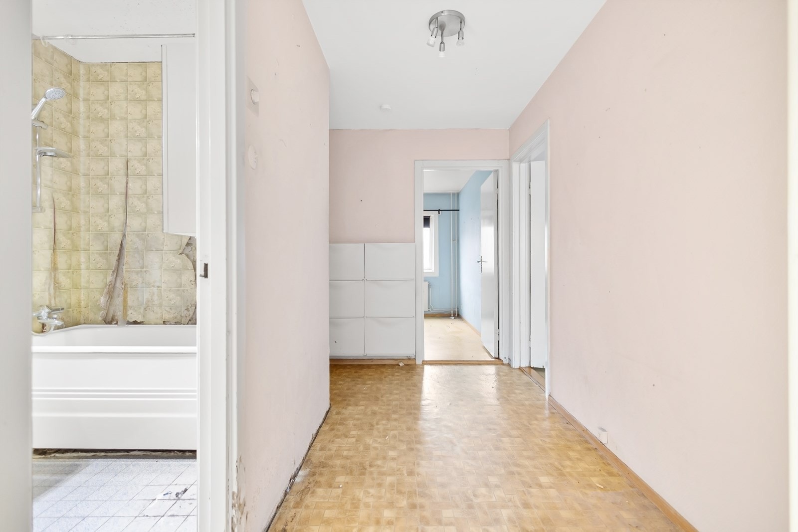 Inkludert i felleskostnadene er både varmtvann og oppvarming via radiator (a-konto). Galleribilde