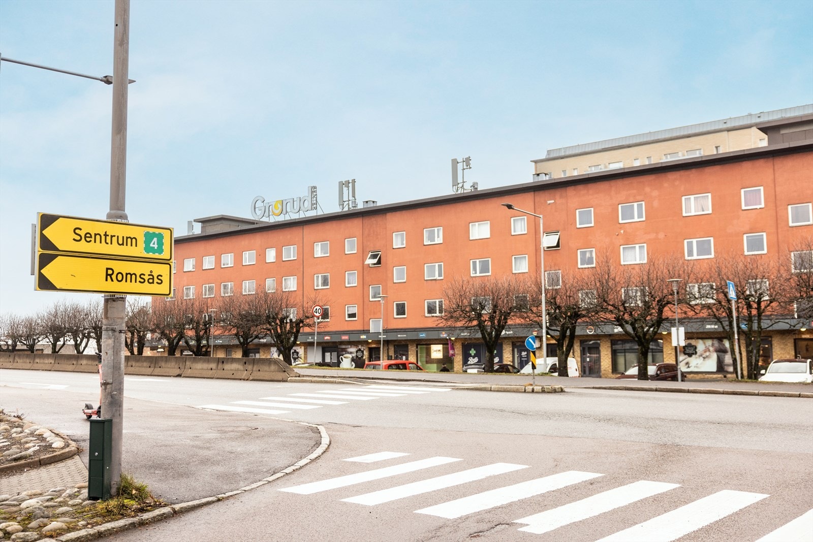 Nærområdet - Kun få minutter gange så kommer du til Grorud senter med 32 butikker/forretninger. Her er alt fra slakter, frisør, klesbutikker, Meny, Peppes Pizza, vinmonopolet, apotek m.m. Galleribilde