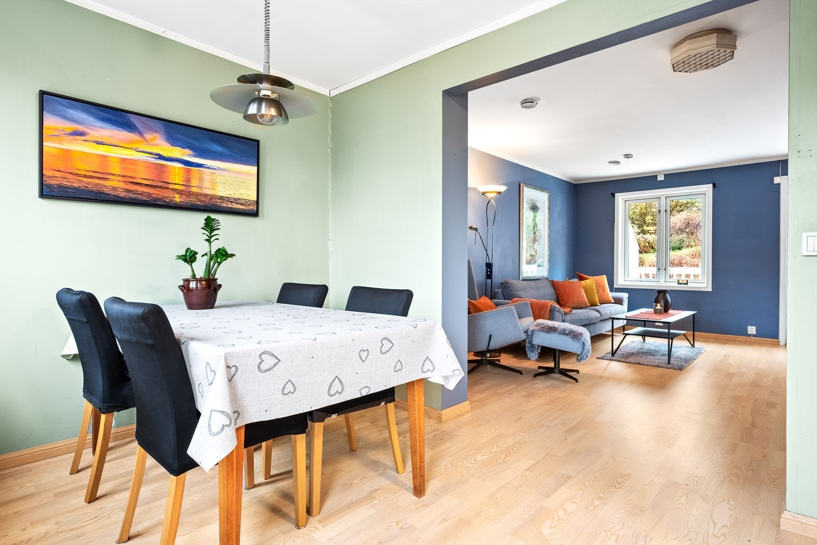 Gjennomgående planløsning mellom stue og kjøkken, med fint gjennomlys Galleribilde