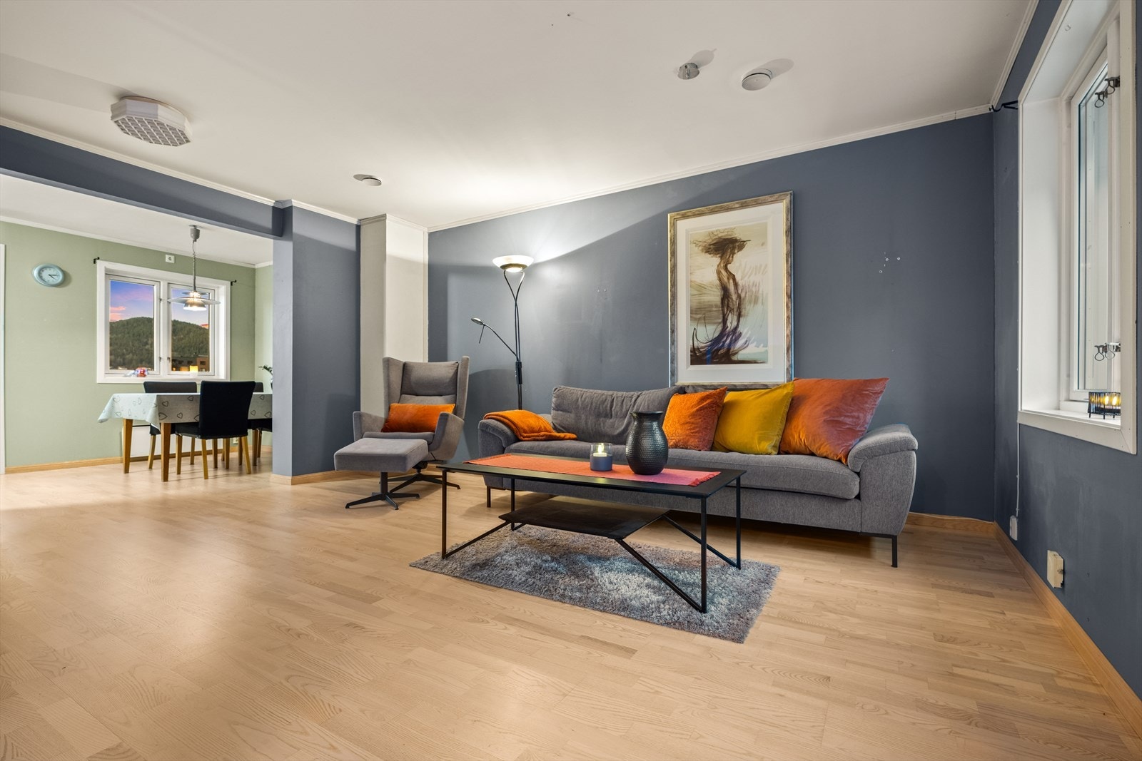 Stuen har god plass til møbler, samt pipeløp med mulighet for montering av ilsted Galleribilde