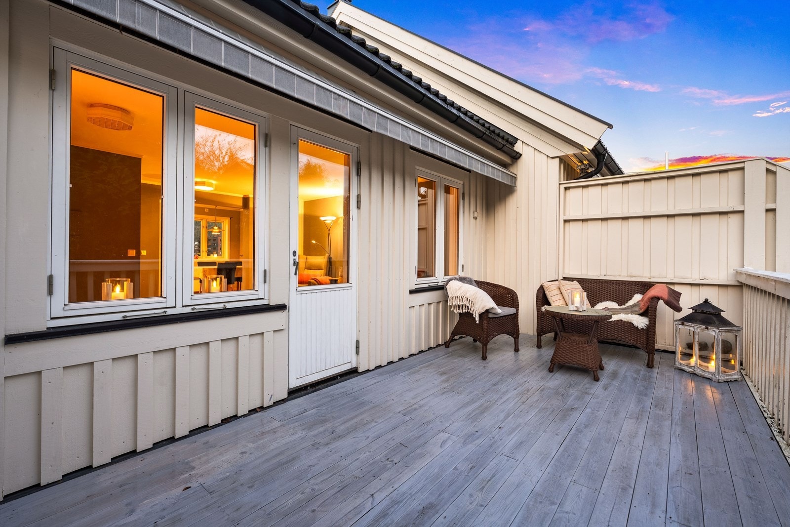 Fra stuen er det utgang til sørvendt balkong med god plass til hagemøbler og grill Galleribilde