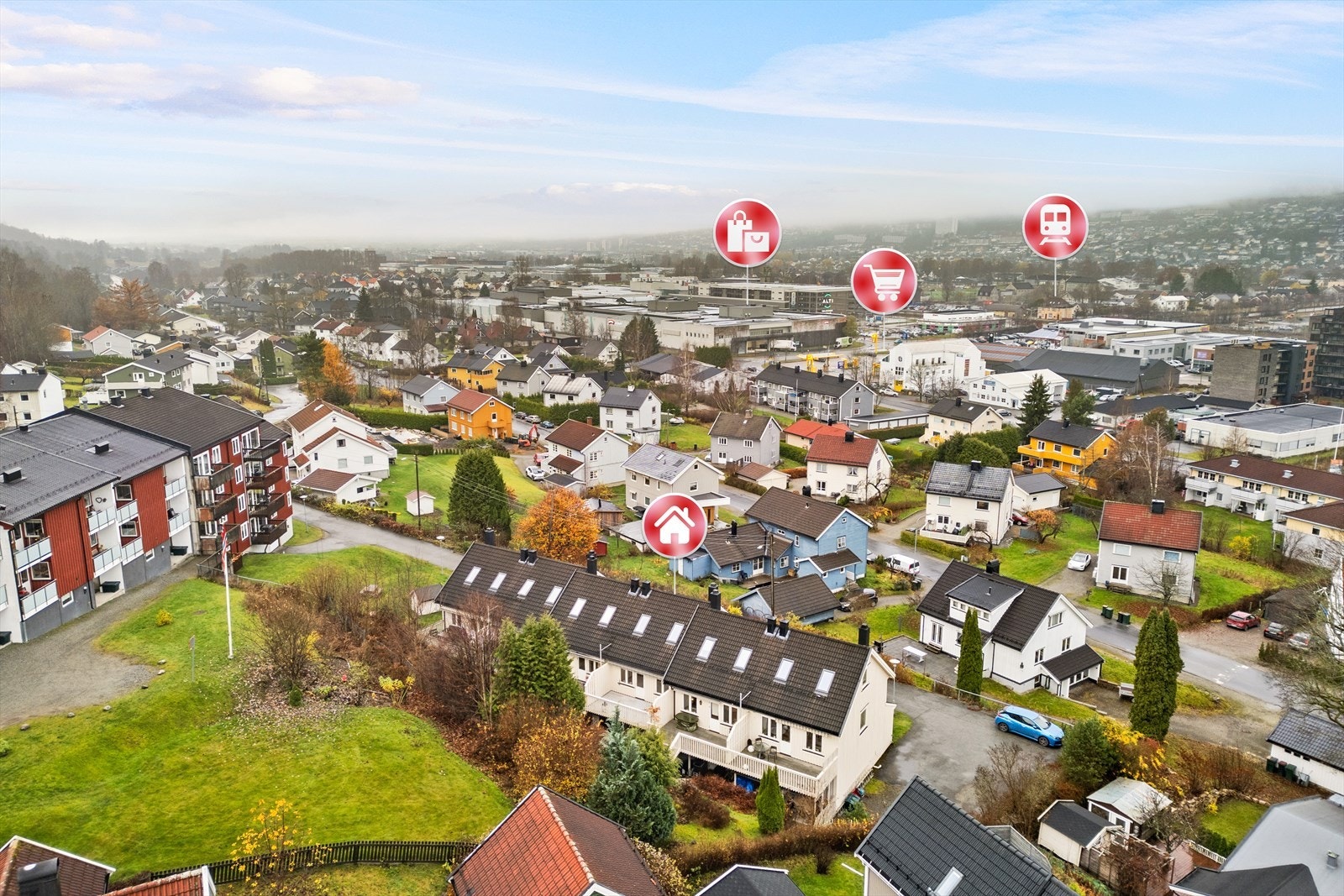 Rekkehuset har en sentral beliggenhet på Gulskogen med gangavstand til Gulskogen togstasjon, kjøpesenter med et mangfold av servicetilbud, matbutikk og bensinstasjon Galleribilde