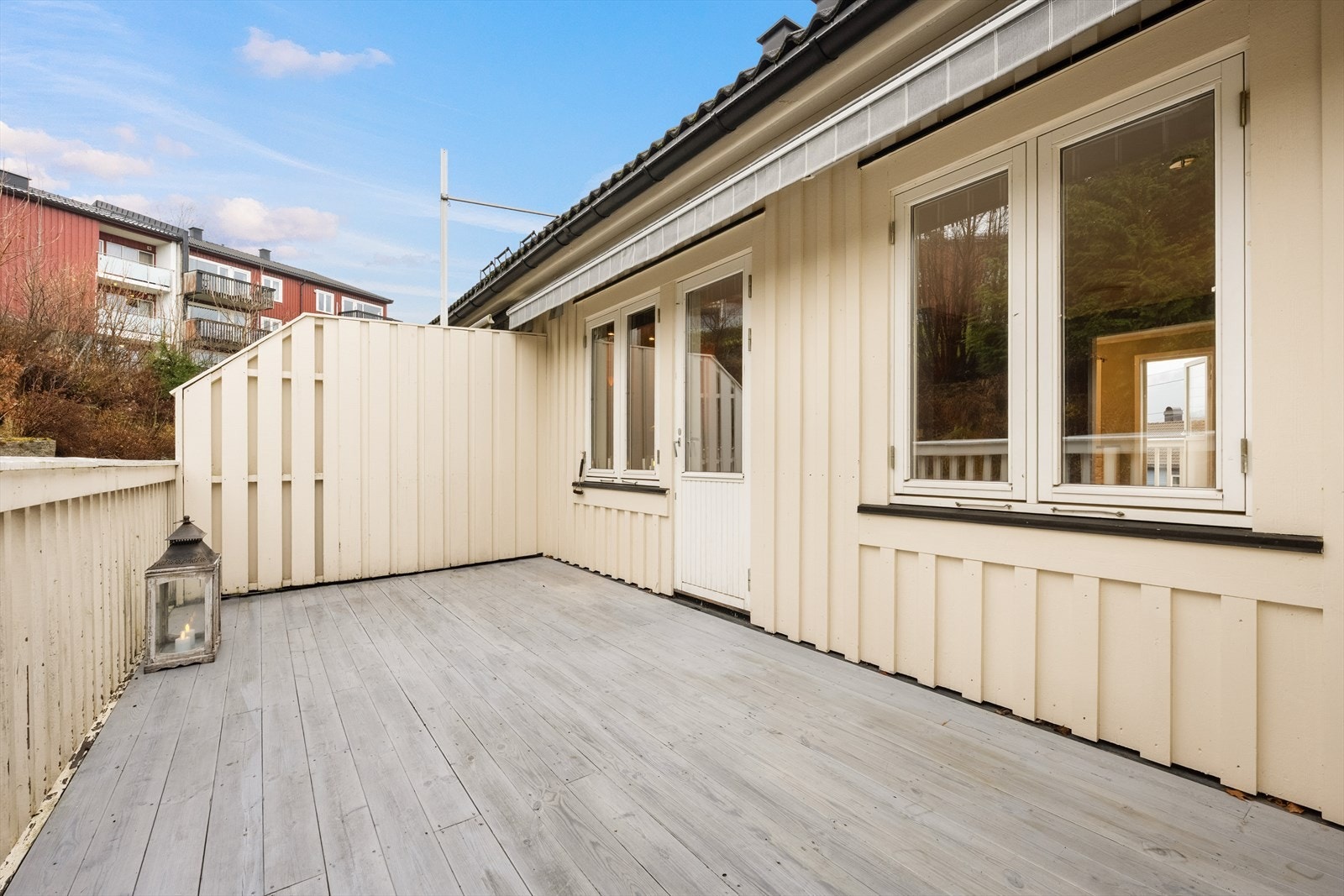 Fra stuen er det utgang til sørvendt balkong med god plass til hagemøbler og grill Galleribilde