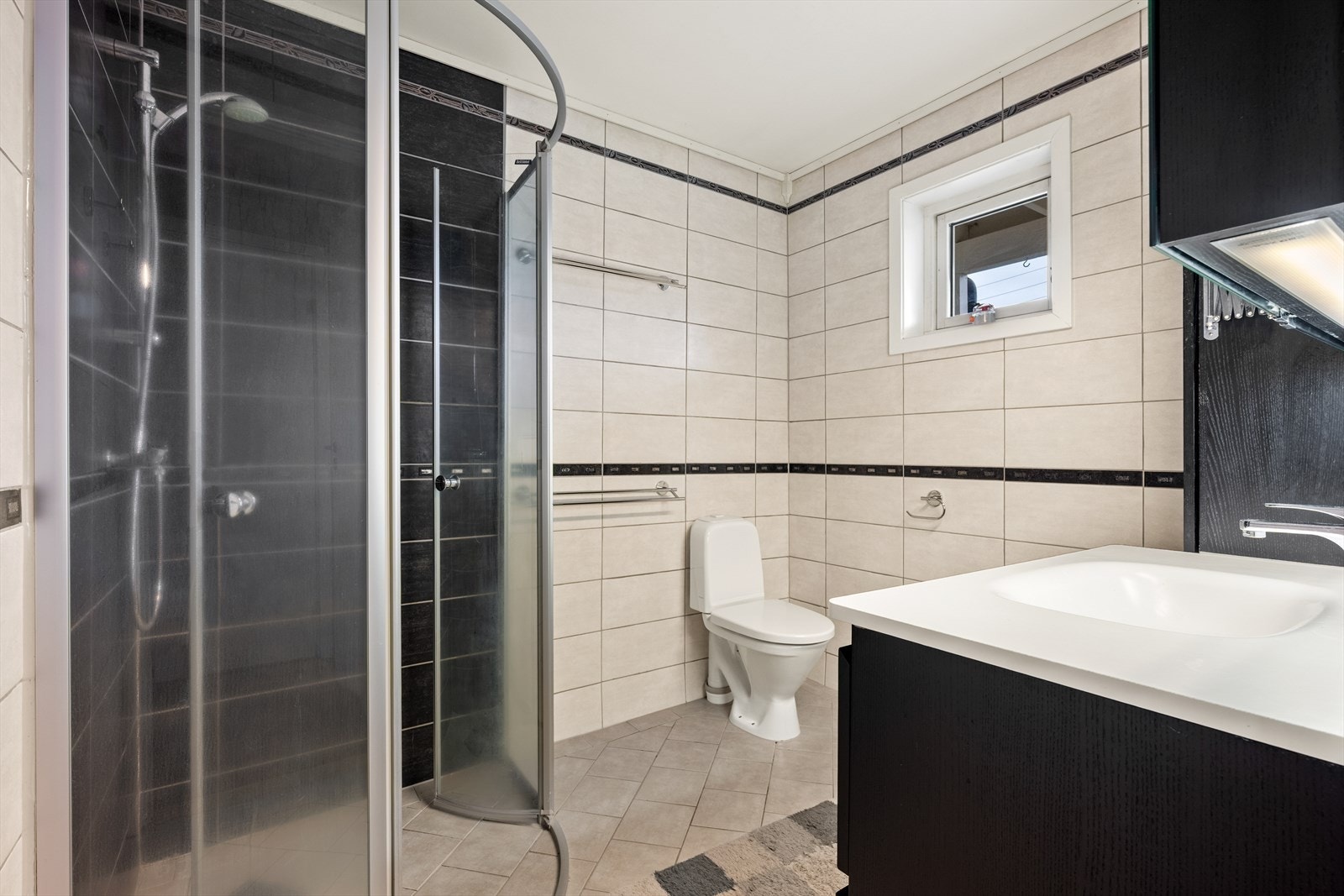 Romslig bad som ble pusset opp i ca. 2011 med nye fliser og nytt inventar Galleribilde