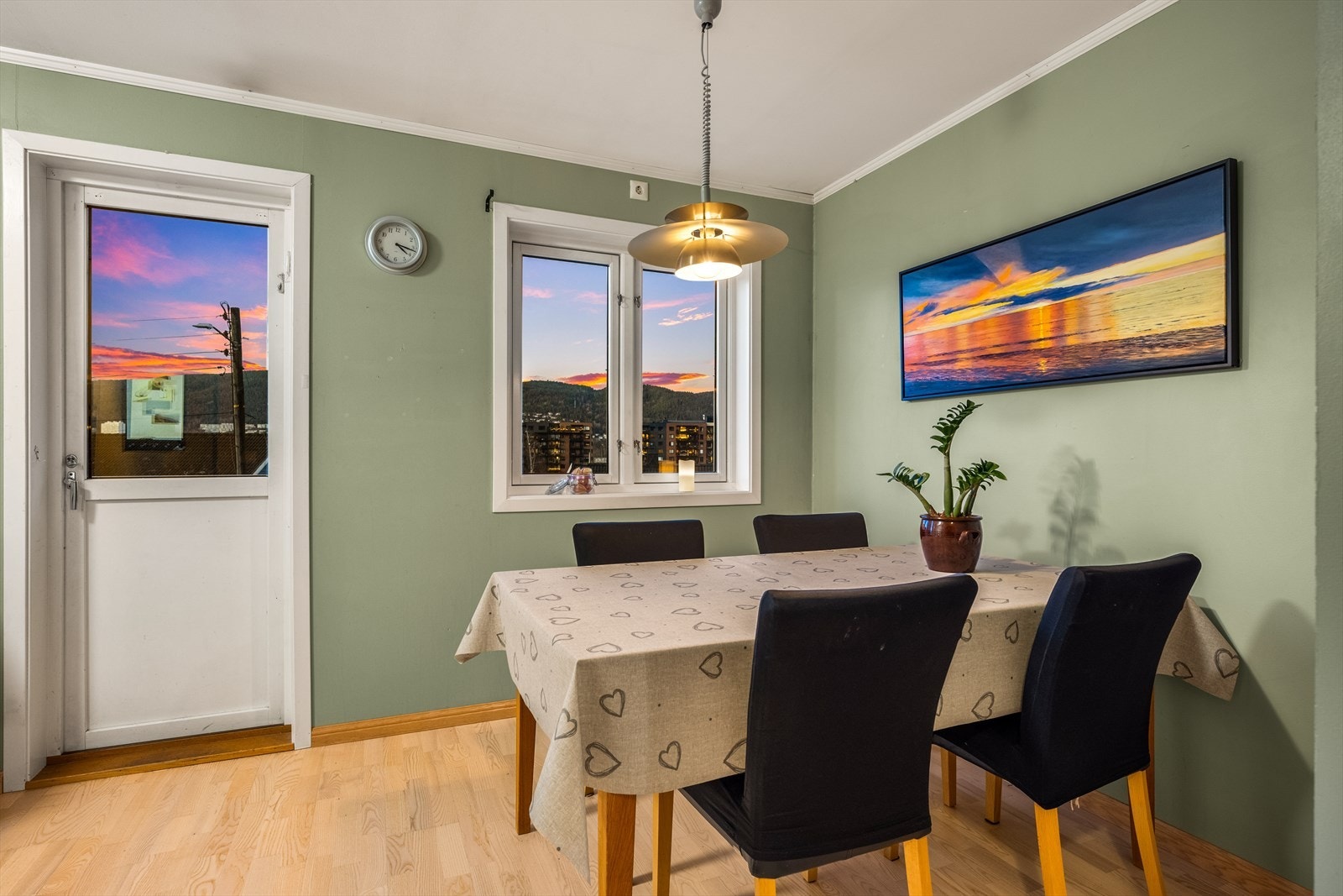 På kjøkkenet er det en hyggelig spiseplass Galleribilde