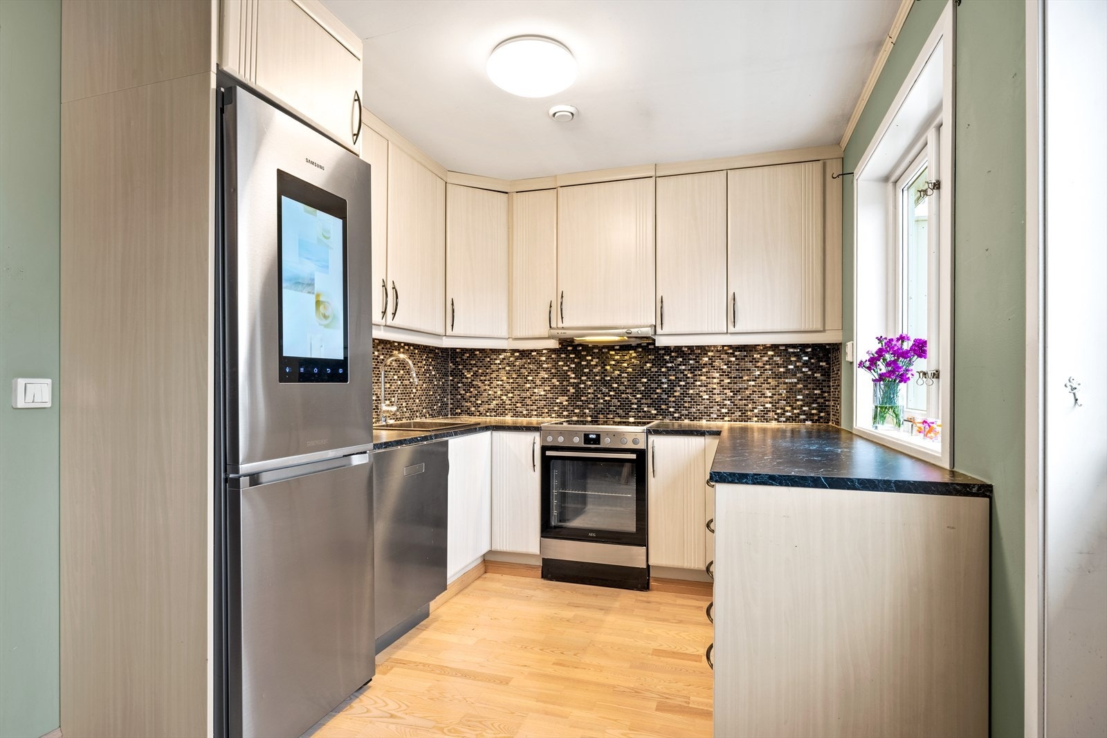 Kjøkkenet ble oppgradert i 2013 og har god benk- og oppbevaringsplass. Galleribilde