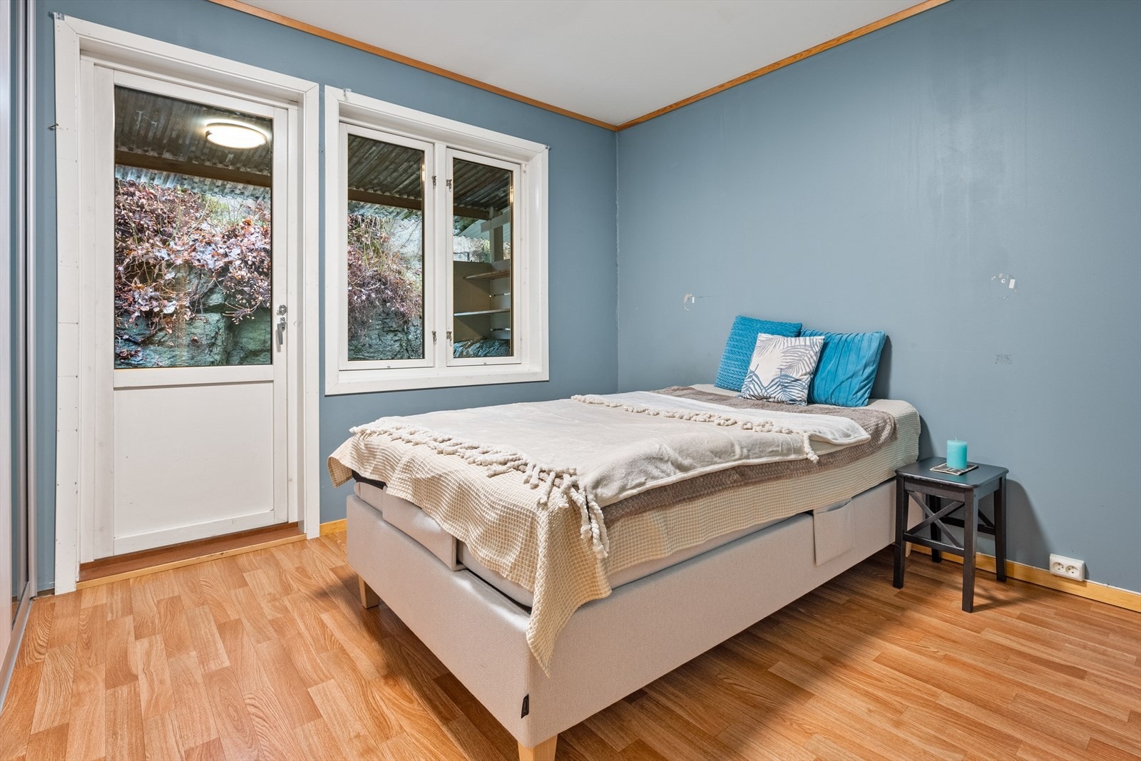 I 1. etasje er det to gode soverom. Hovedsoverommet har i tillegg utgang til overbygget markterrasse Galleribilde