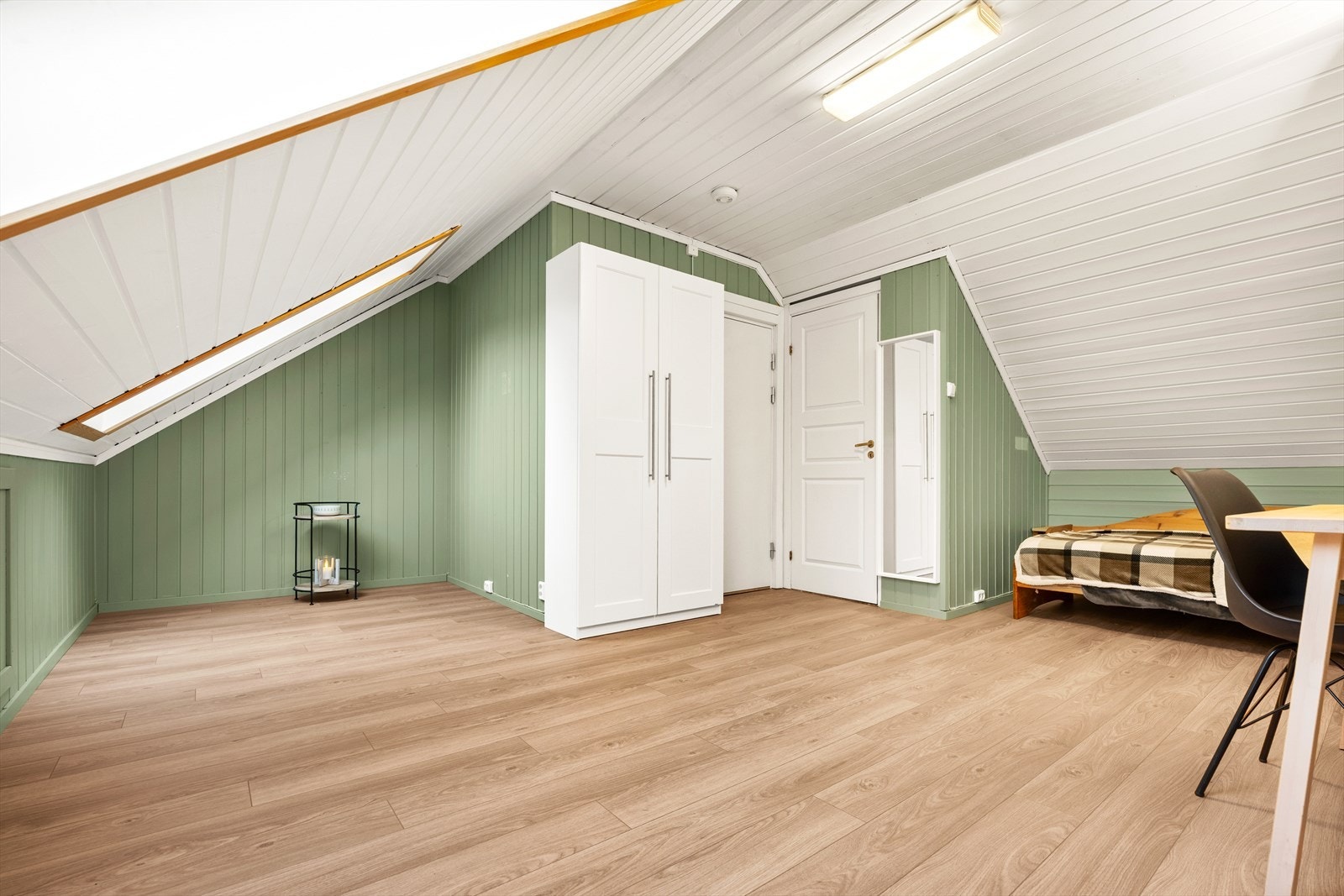 Loftetasjen består i dag av ett stort rom med lagringsbod. I opprinnelige byggetegninger er det tegnet inn 2 soverom, toalettrom og bod. Se vedlegg i salgsoppgaven. Galleribilde