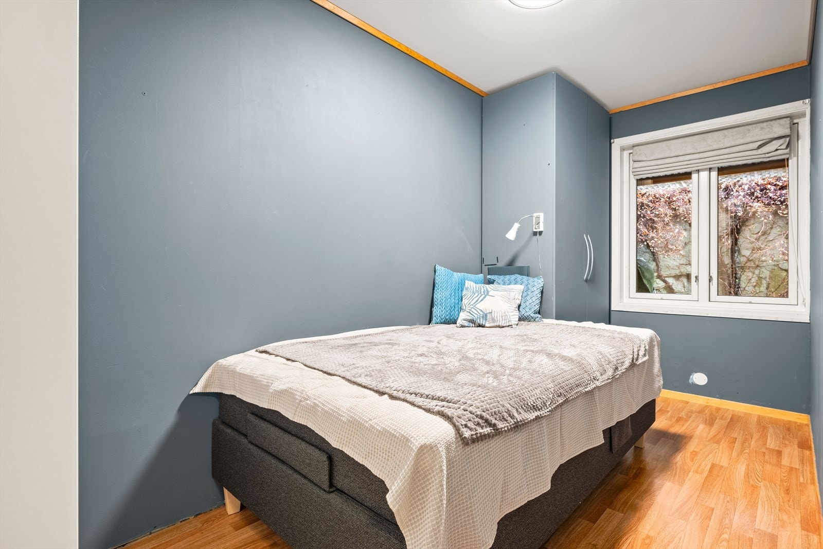 Soverom nr. 2 har både garderobeskap og skyvedørsgarderobe (utenfor bildet) Galleribilde