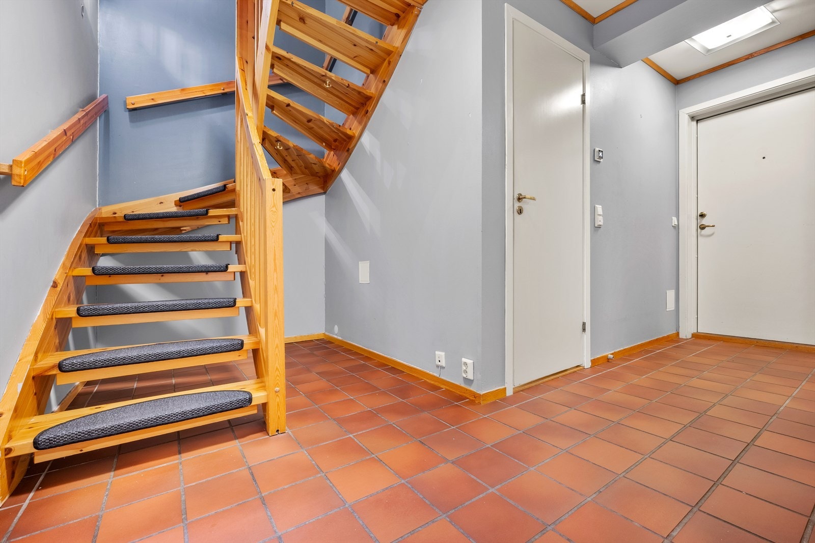 Gang mellom vindfang, bad, vaskerom og soverom med gode muligheter for å utnyttelse. Hva med en bod under trappen f.eks.? Galleribilde