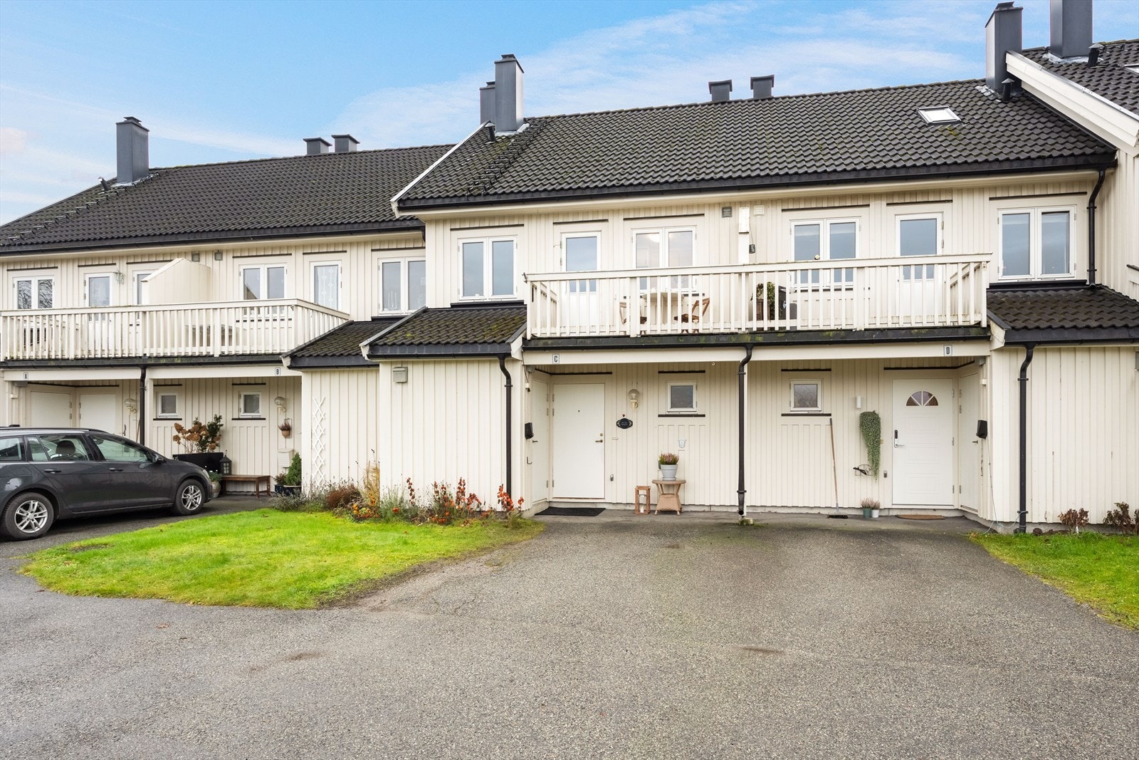 Biloppstillingsplass med elbillader rett foran inngangsdøren - nærmere kommer man ikke! Galleribilde