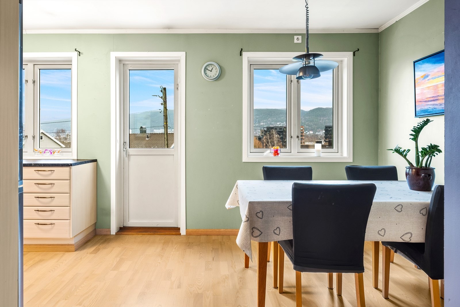 Fra kjøkkensiden er det også utgang til balkong med kveldssol og flott utsikt Galleribilde