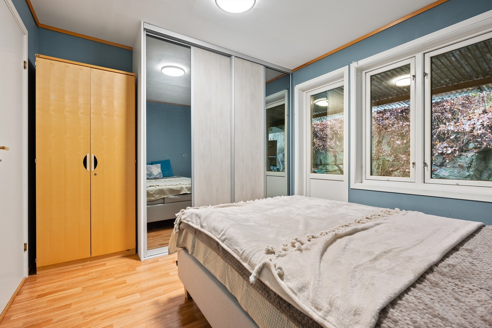 Godt med oppbevaringsplass for klær i skyvedørs garderoben Galleribilde