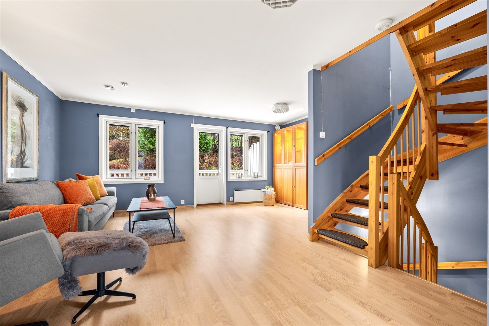 Hovedetasjen består en en romslig stue med utgang til balkong, samt kjøkken og spiseplass Galleribilde