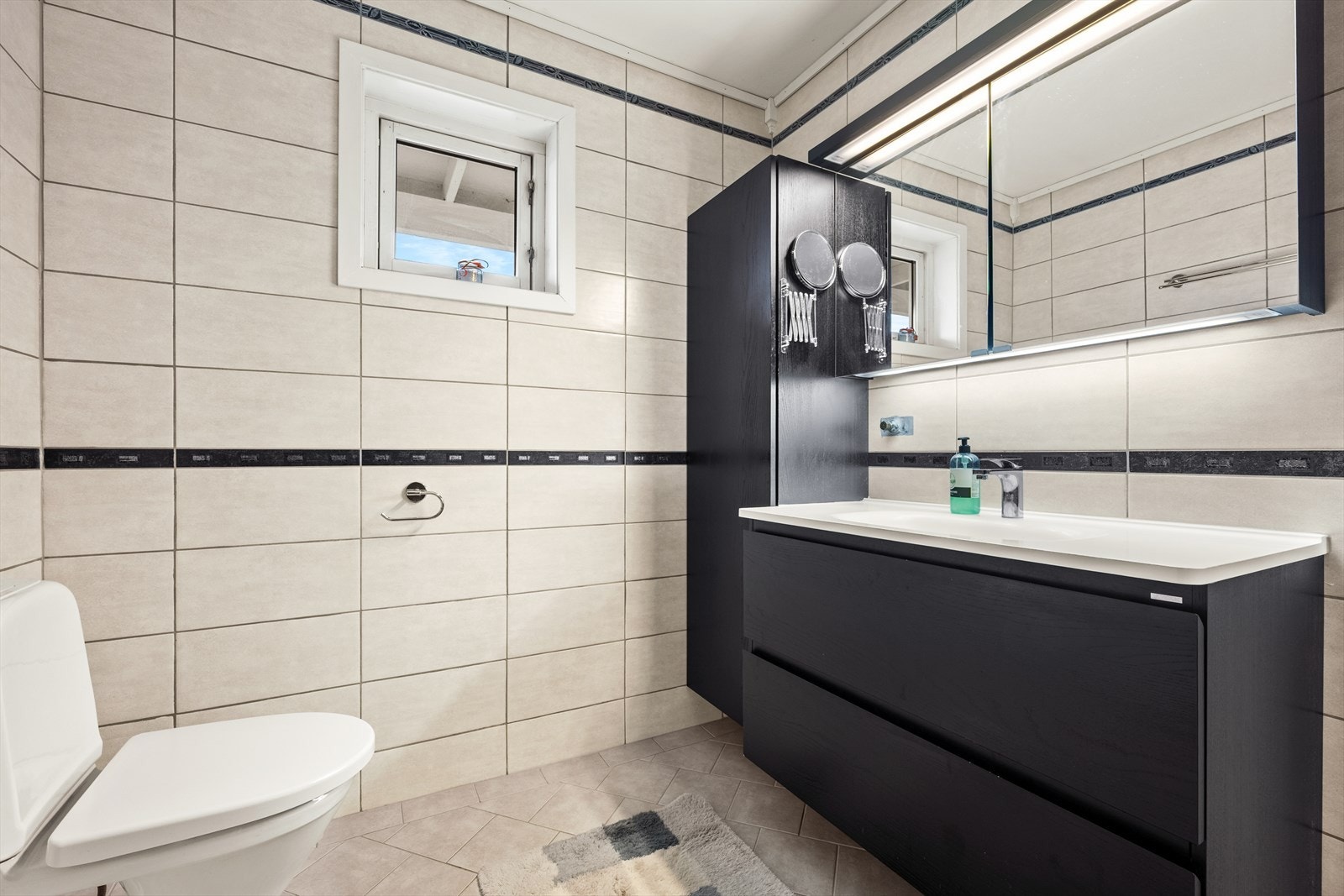 I 1. etasje er det et romslig flislagt bad med gulvvarme som ble pusset opp i 2011 Galleribilde