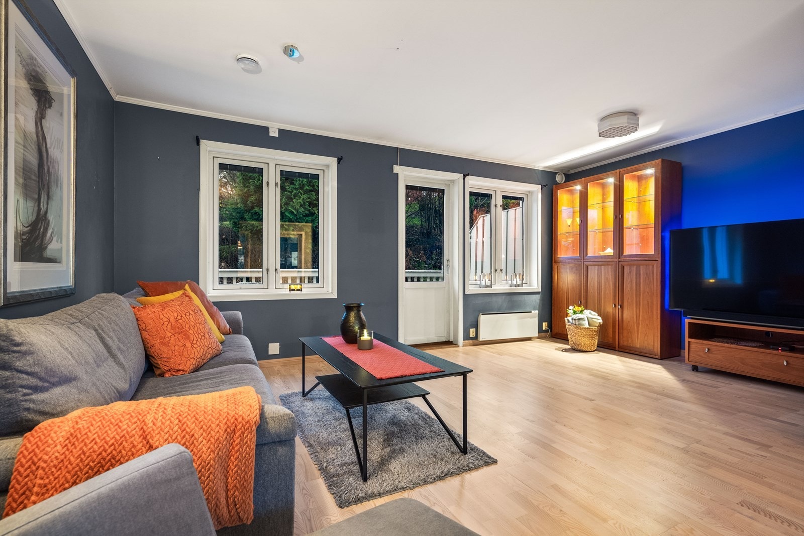 Fra stuen er det utgang til en stor og romslig balkong Galleribilde