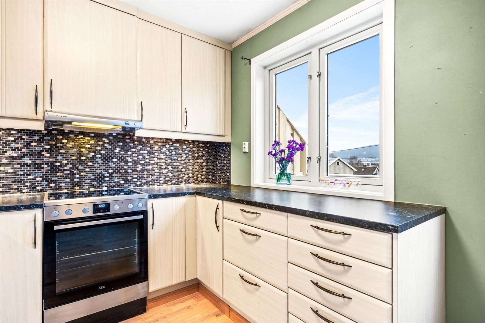 Flott utsikt fra kjøkkenet, så her kan du nyte utsikten samtidig som man lager mat Galleribilde