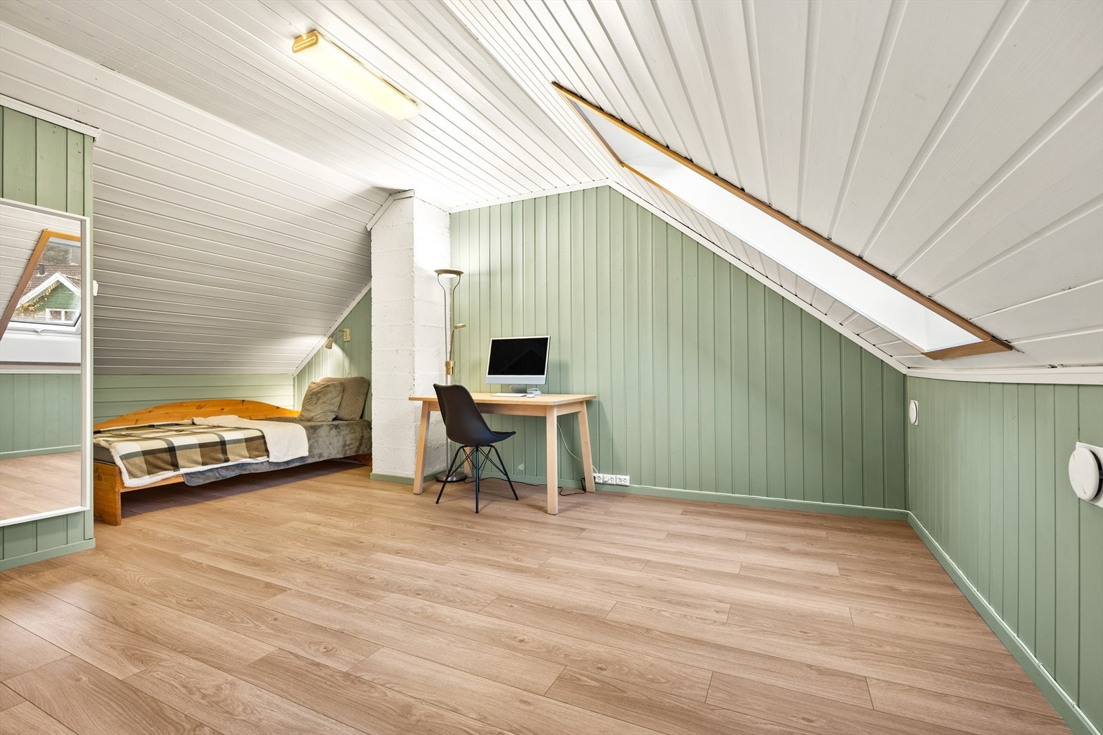 I følge eier ligger det røropplegg klart for etablering av toalettrom i hjørnet hvor sengen står Galleribilde