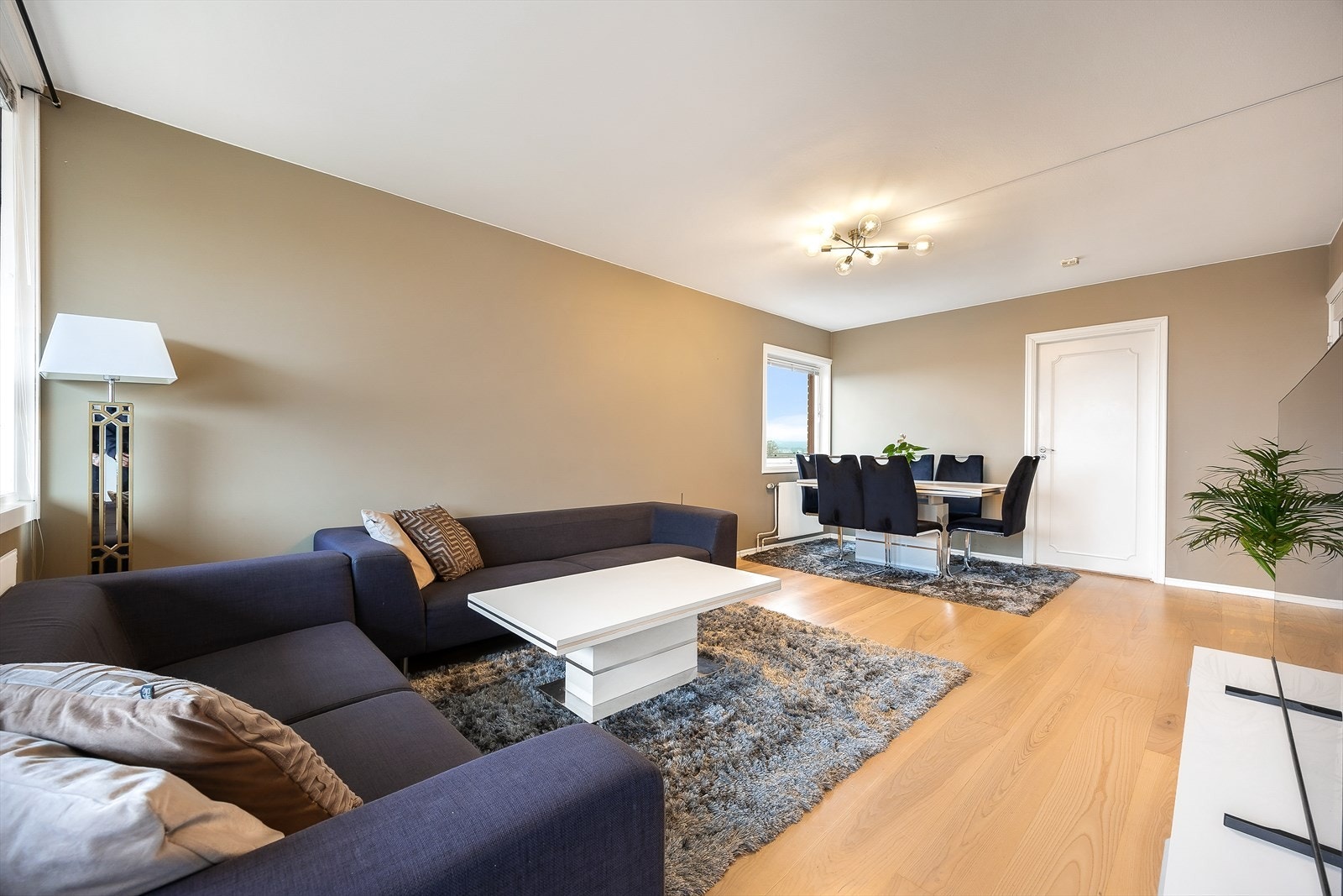 I stuen er det god plass til både sofagruppe og spisebord Galleribilde