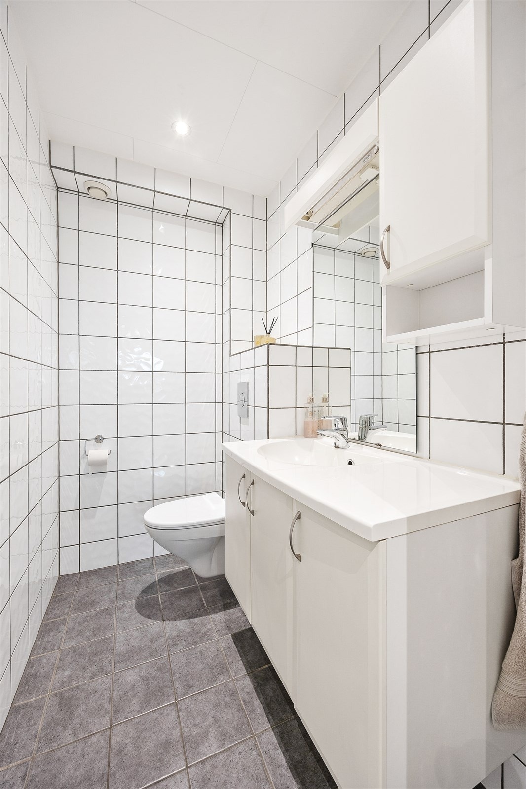 Separat wc-rom med flislagte overflater Galleribilde