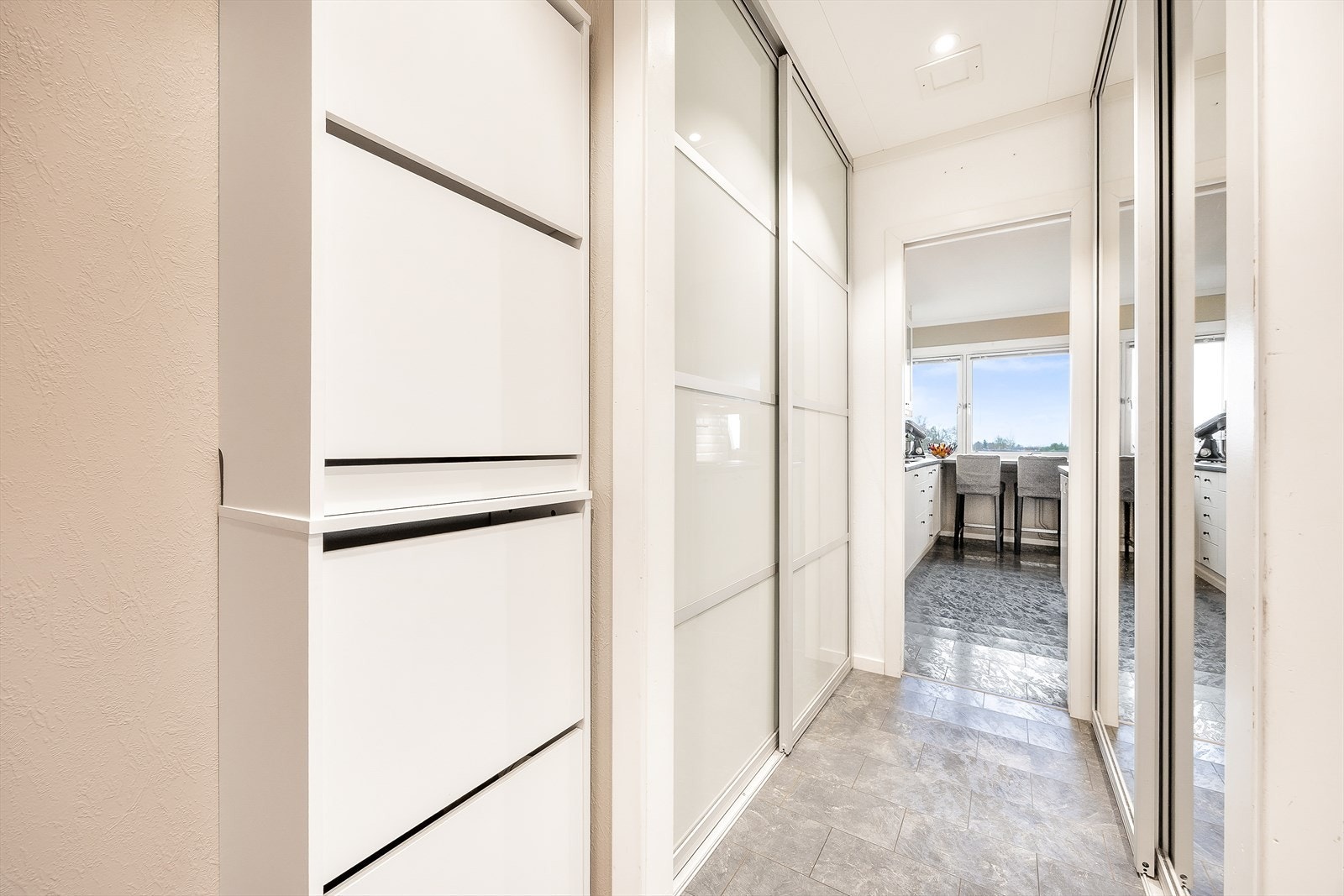 I entréen er det plass til skoskap og oppheng i tillegg til to medfølgende skyvedørsgarderober Galleribilde