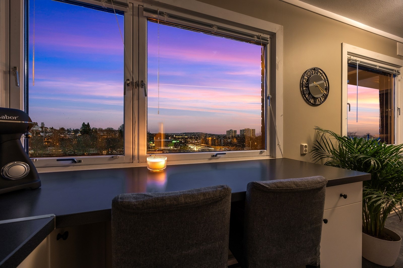 Kjøkkenet har en praktisk frokostbarløsning for enkle måltider, med utsikt Galleribilde