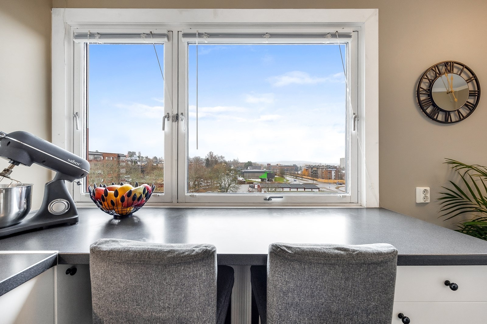 Kjøkkenet byr på godt med oppbevarings- og arbeidsplass Galleribilde